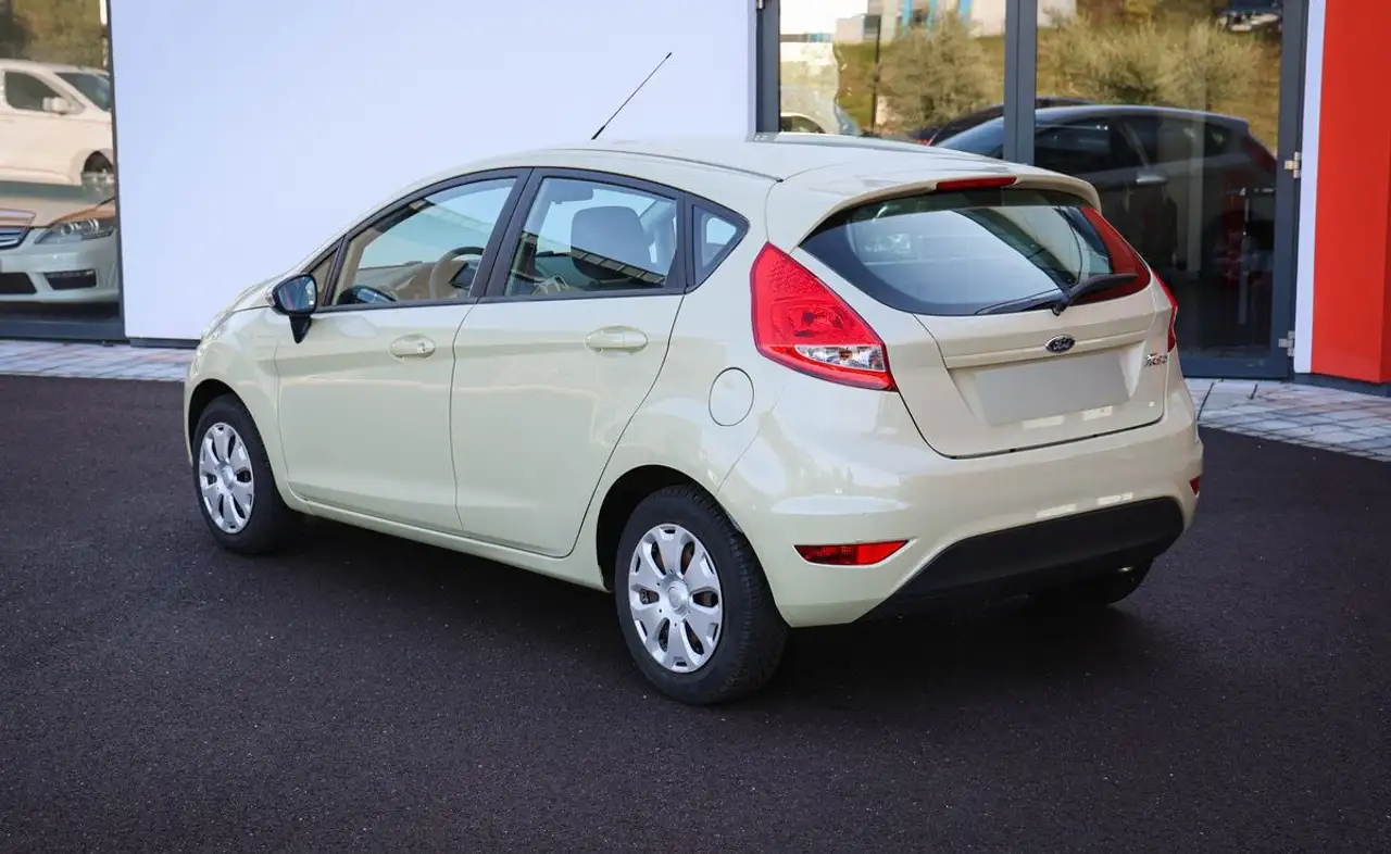 Ford Fiesta 5 portes — photo 2