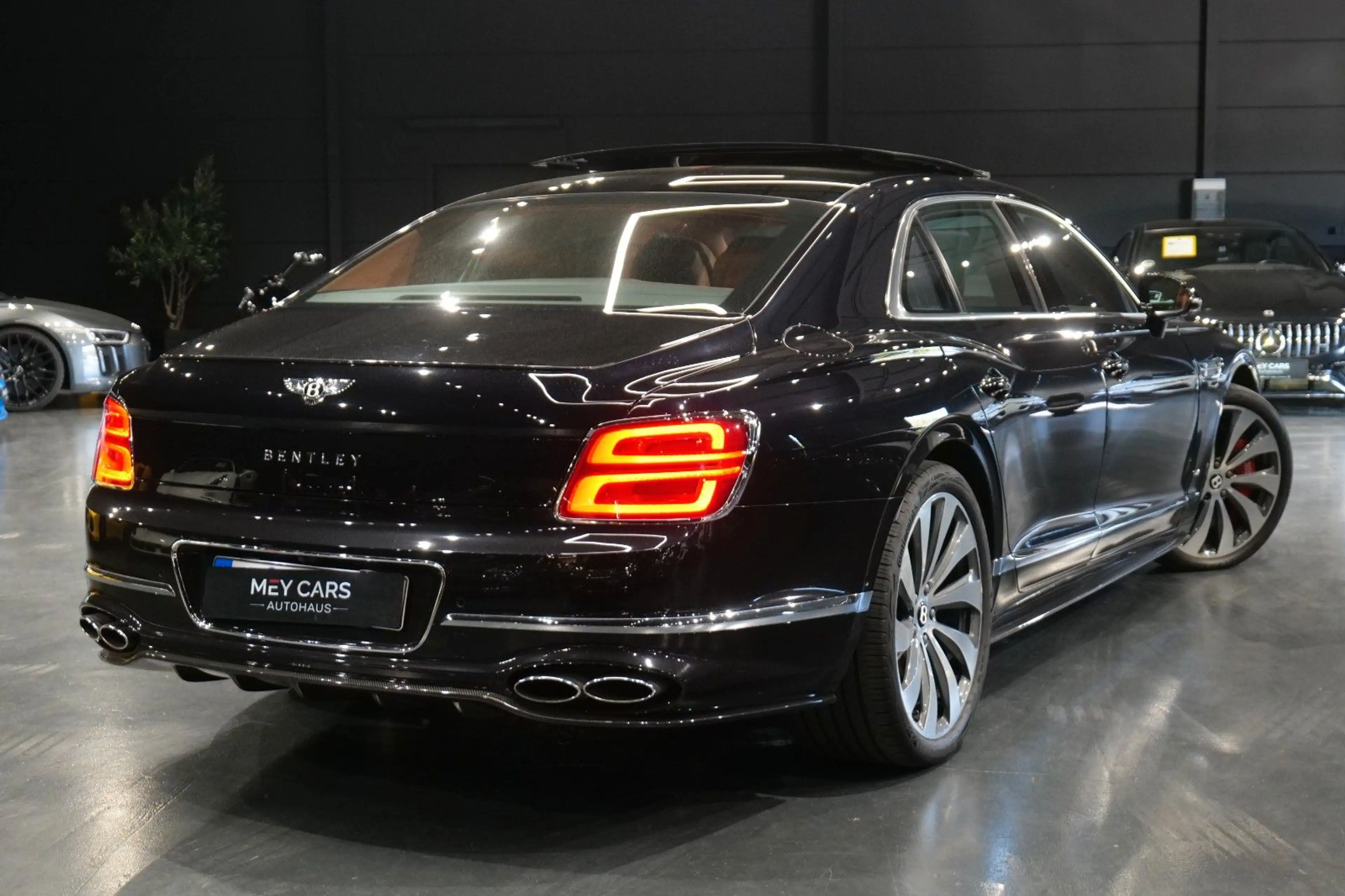Bentley Flying Spur 4.0 V8 — photo 3