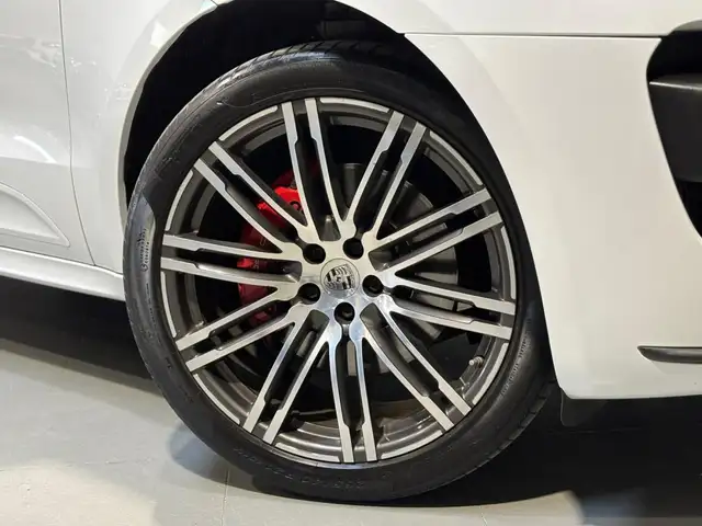 Porsche Macan view 3
