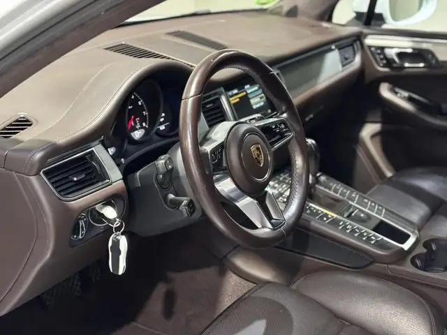 Porsche Macan view 5