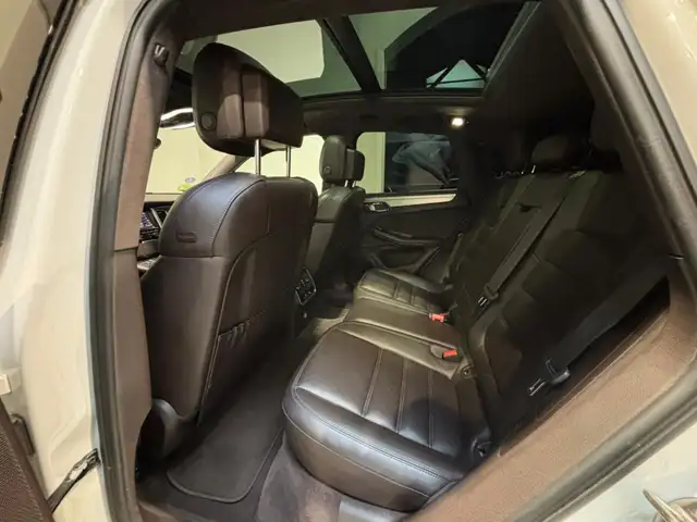 Porsche Macan view 12