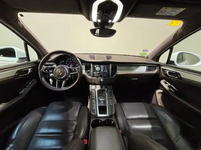 Porsche Macan view 14