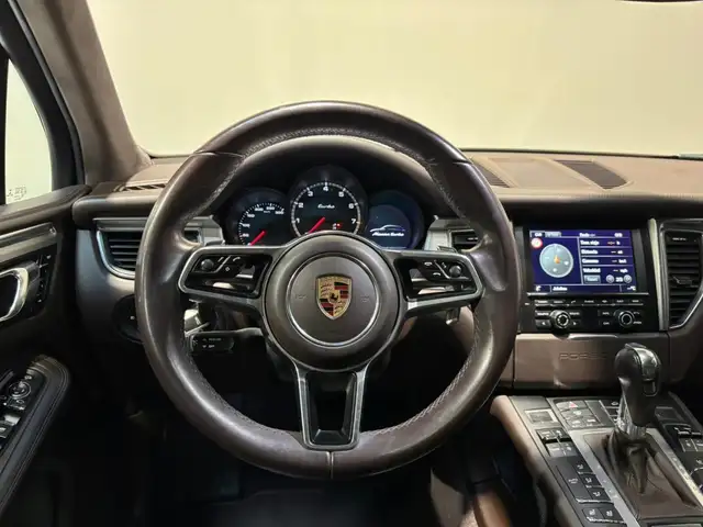 Porsche Macan view 13