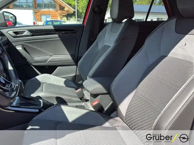 Volkswagen T-Roc view 9