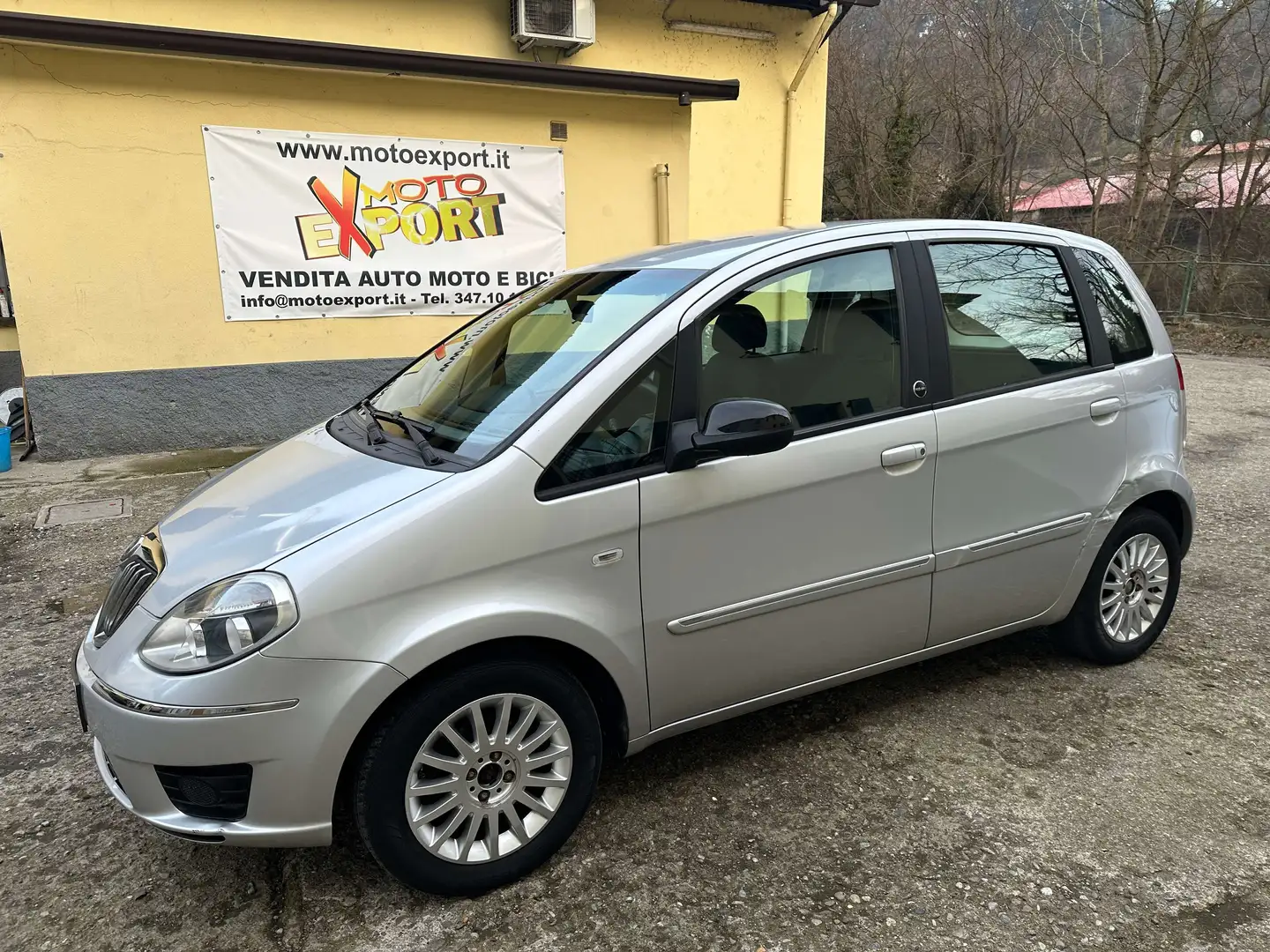 Lancia MUSA Musa 1.4 8v 5th Avenue ecochic Gpl Stříbrná - 1