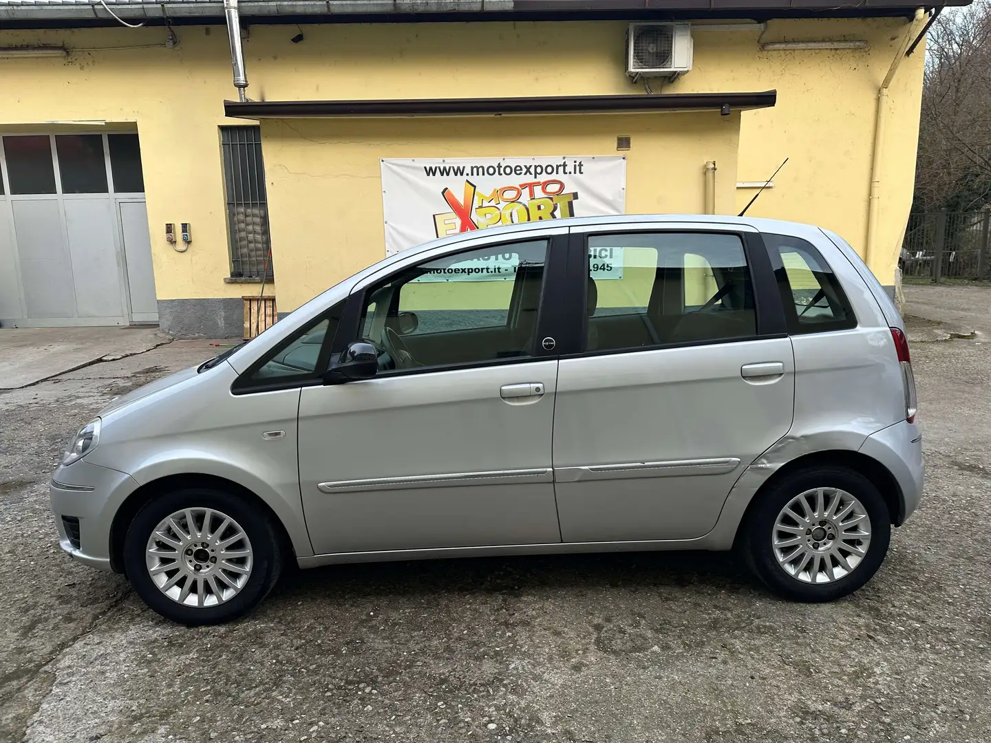 Lancia MUSA Musa 1.4 8v 5th Avenue ecochic Gpl Stříbrná - 2