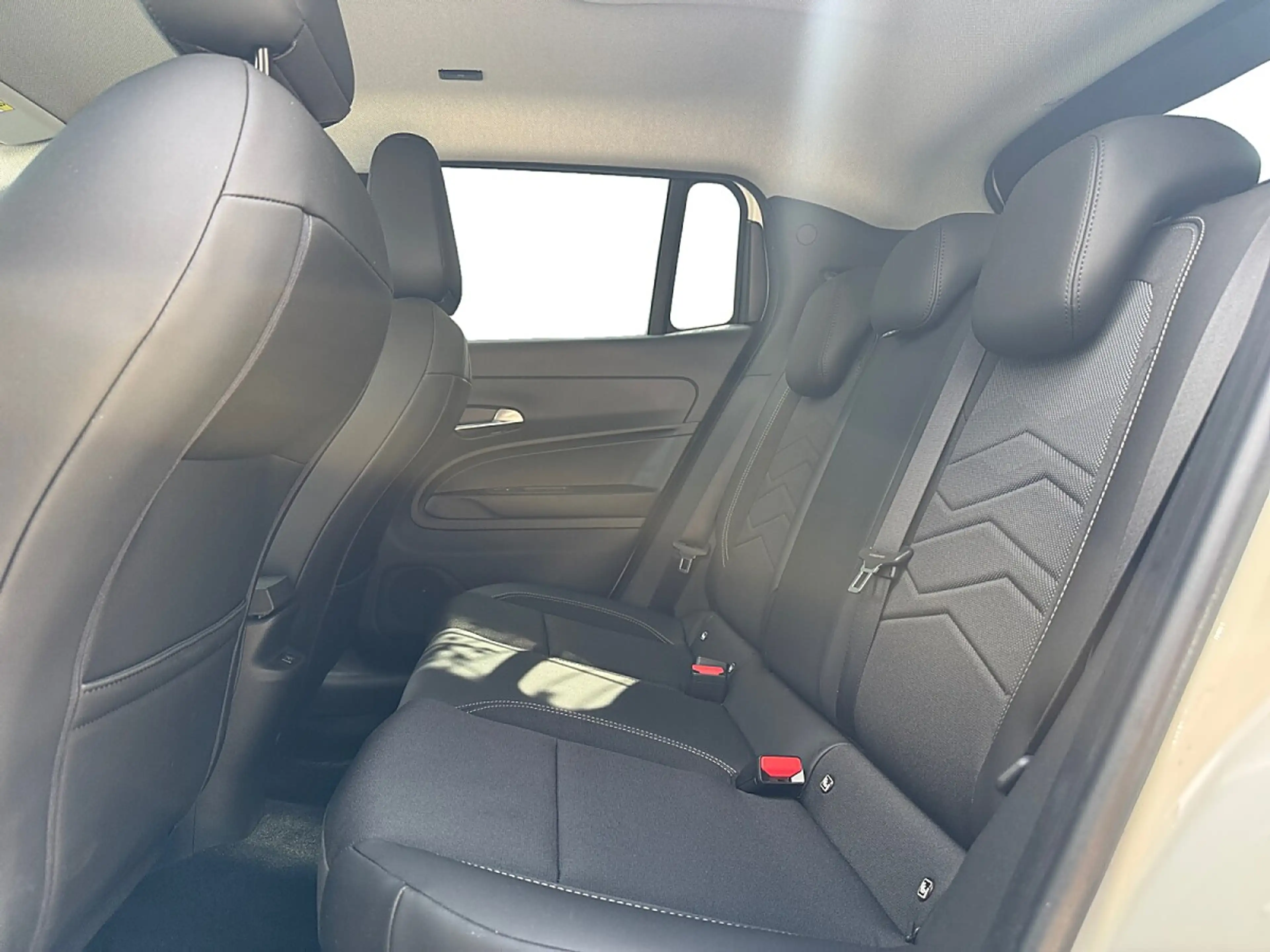 Jeep Avenger 1.2 e-Hybrid Summit e-DCT6 — photo 13