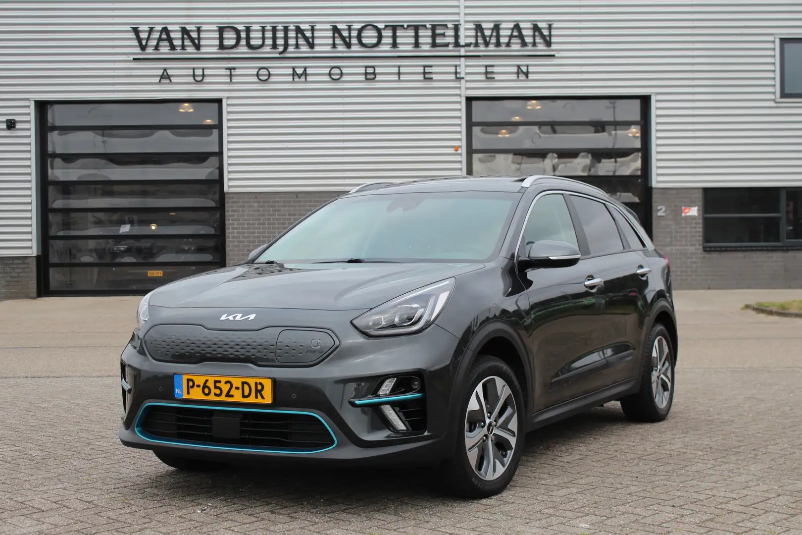 Kia e-Niro DynamicPlusLine 64 kWh / Carplay / Schuifdak / Key Šedá - 1