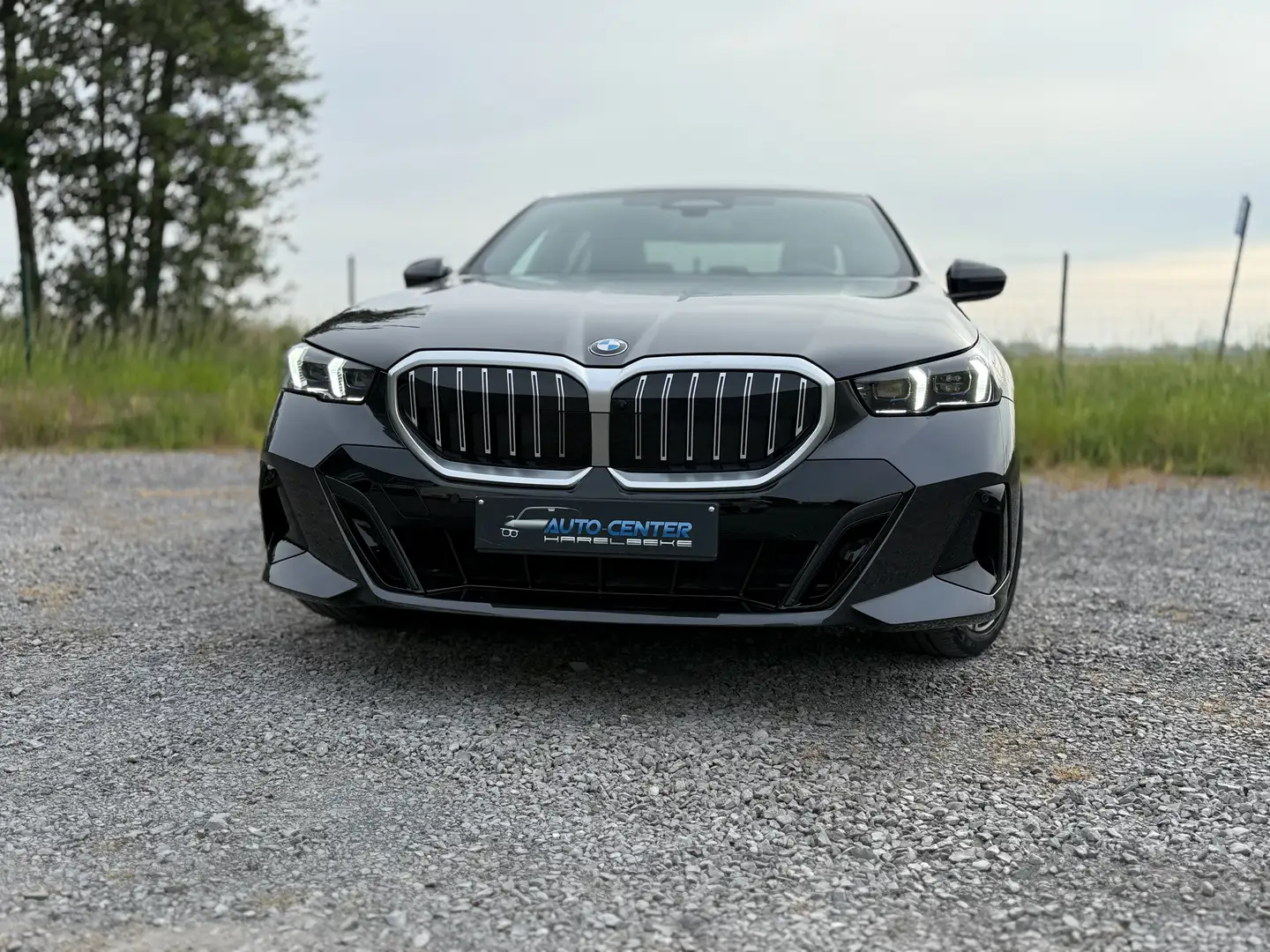 BMW 520 dXA X-Drive M-Sport 20 inch velgen Grijs - 2