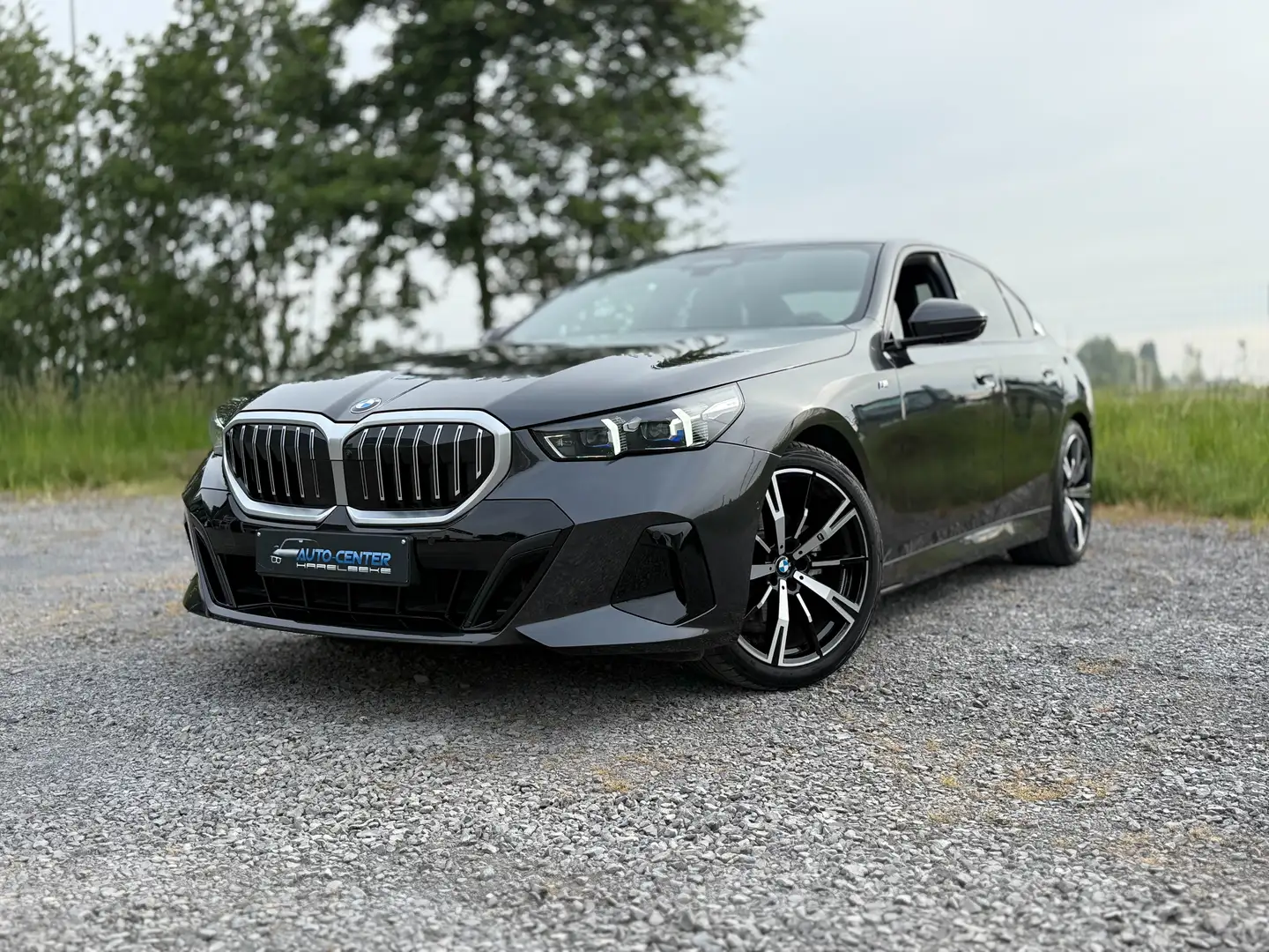 BMW 520 dXA X-Drive M-Sport 20 inch velgen Grijs - 1