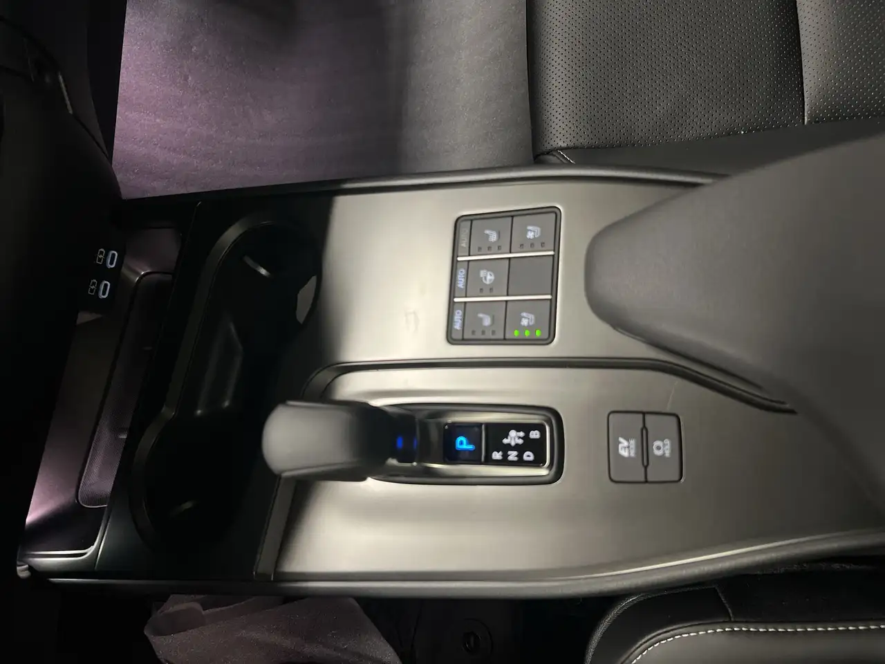 Lexus UX 300h fotografie Lexus UX 300h