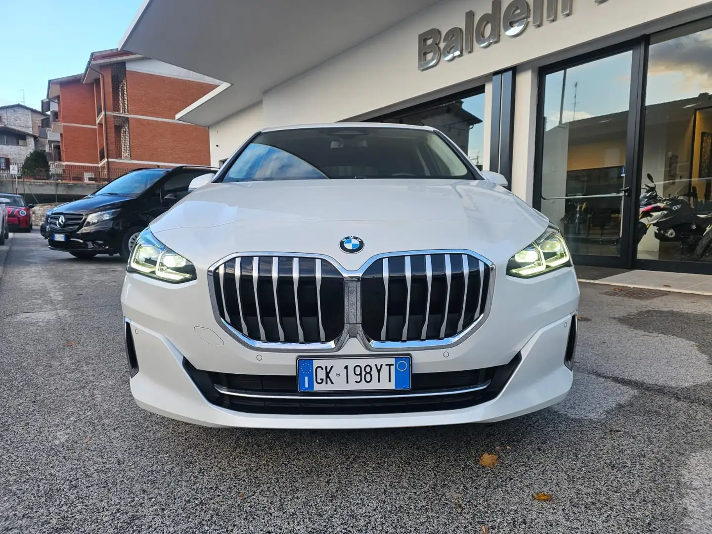 BMW 218 Serie 2 Active Tourer 218d Luxury auto Bianco - 2