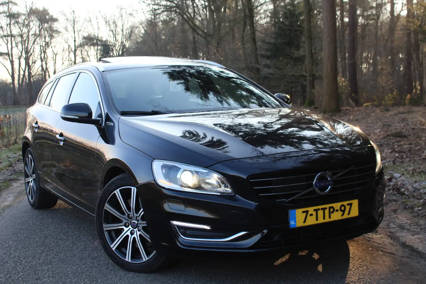 Volvo V60 2.4 D6 AWD Plug-In Hybrid Summum NL AUTO! NIEUWE A Zwart - 1