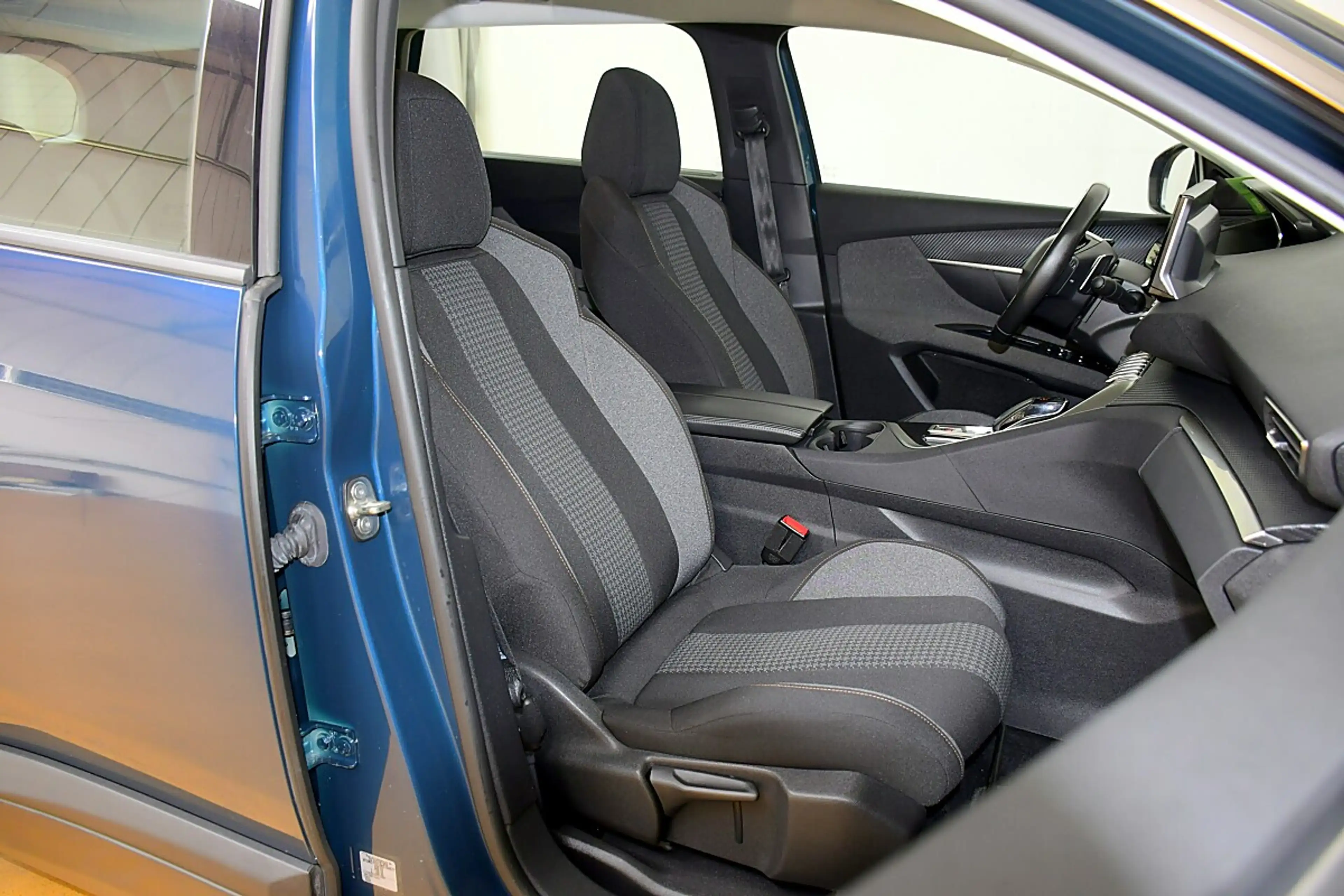 Peugeot 5008 BlueHDI 130 EAT8 Active Pack — photo 5