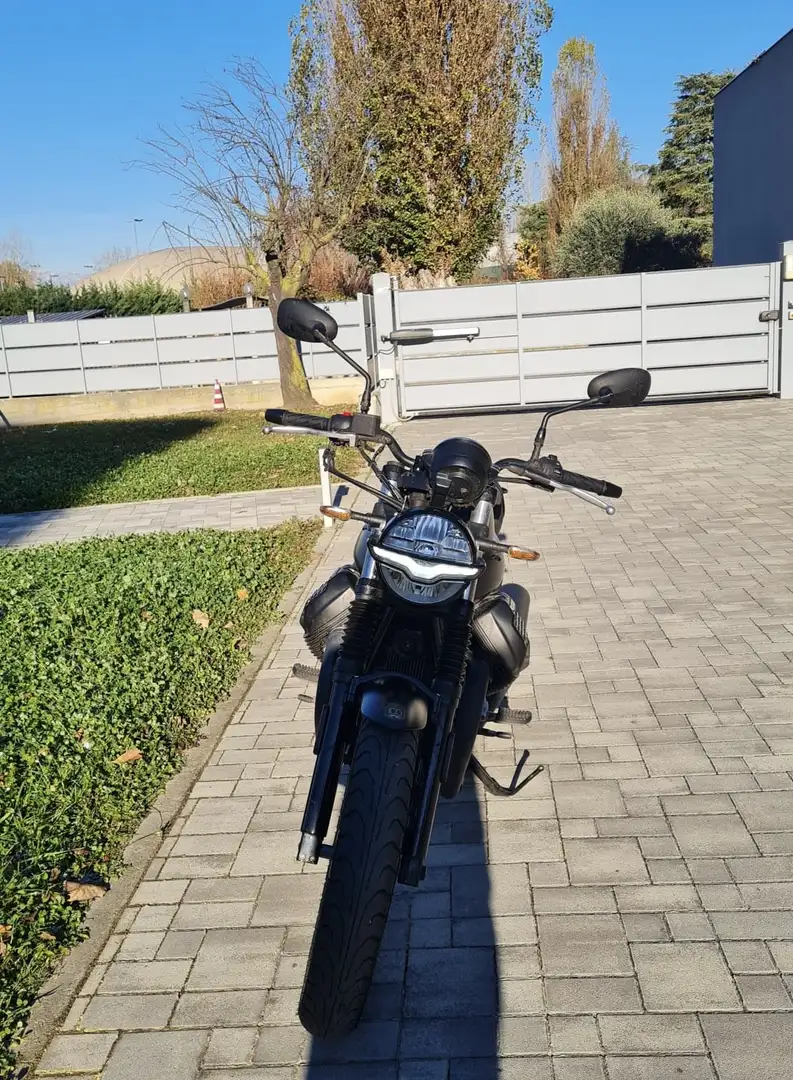 Moto Guzzi V 7 Black Stone 850 - 1