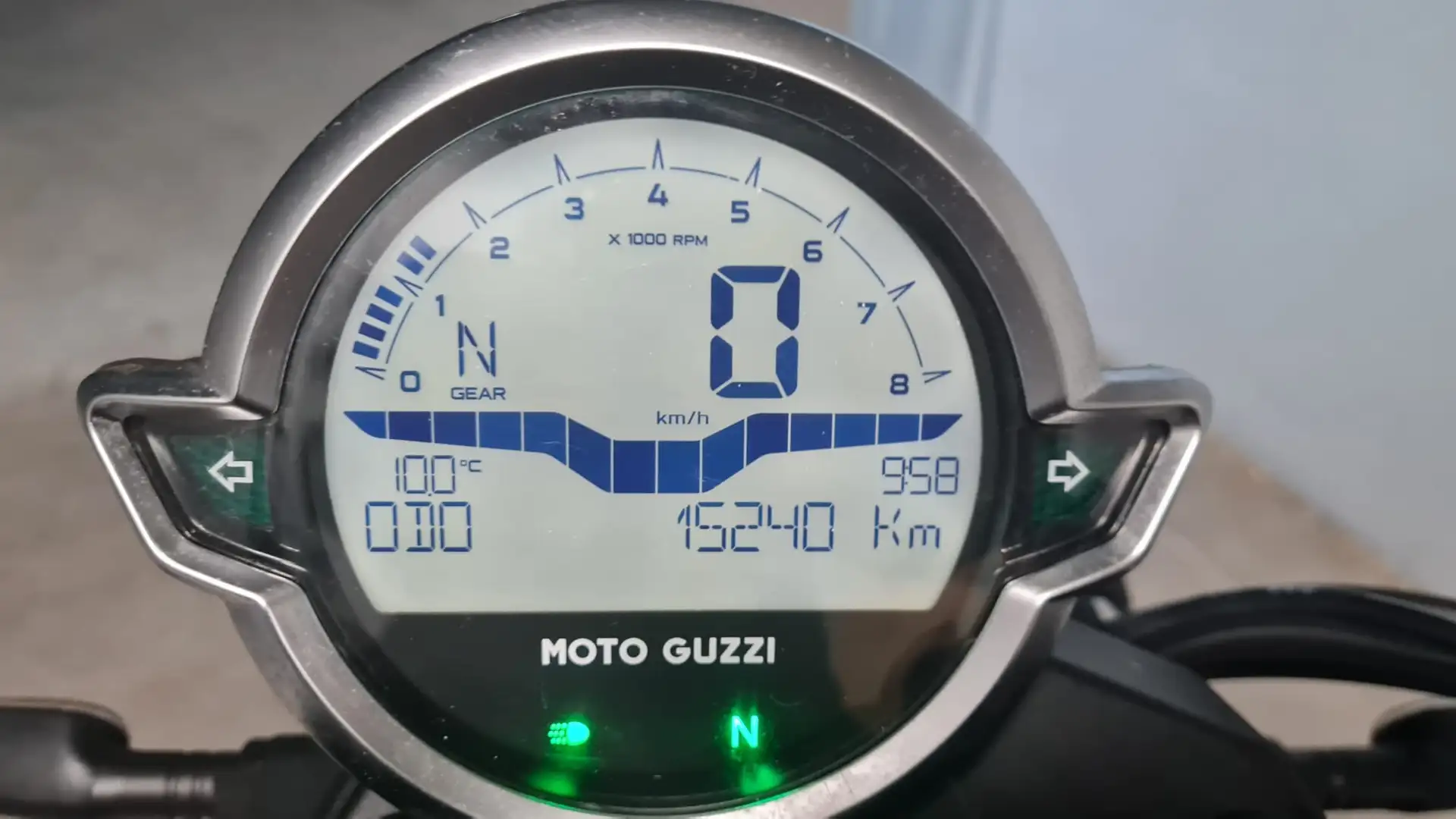 Moto Guzzi V 7 Black Stone 850 - 2