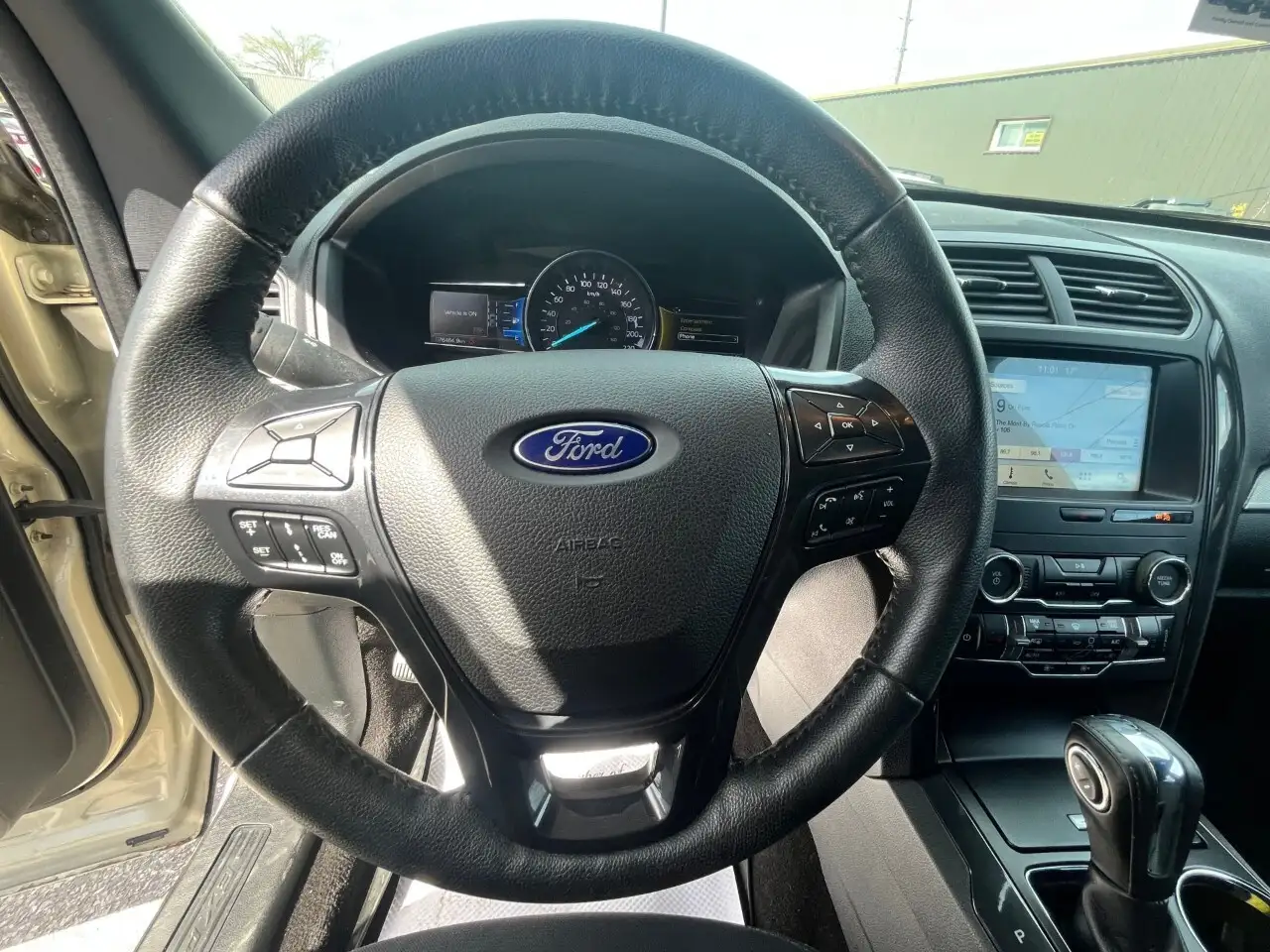 Ford Explorer снимка Ford Explorer