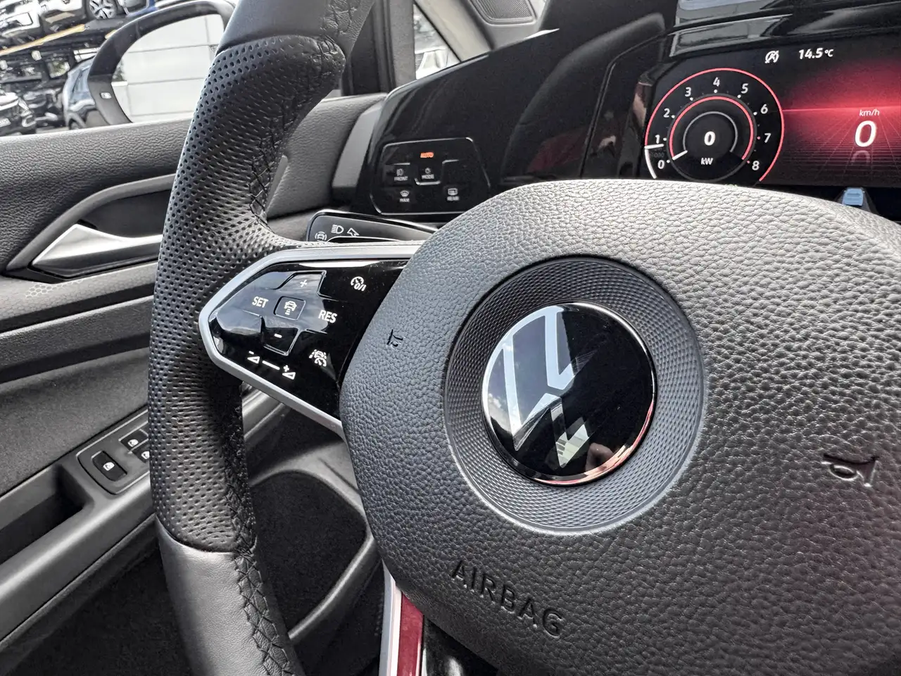 Volkswagen Golf GTI снимка Volkswagen Golf GTI