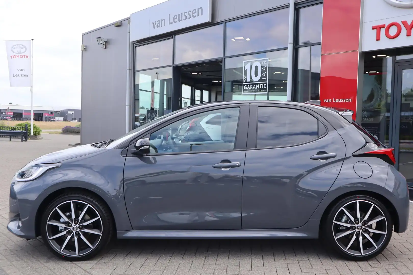 Toyota Yaris 1.5 HYBRID 130 GR Sport NIEUW&DIRECT LEVERBAAR! PA Grijs - 2