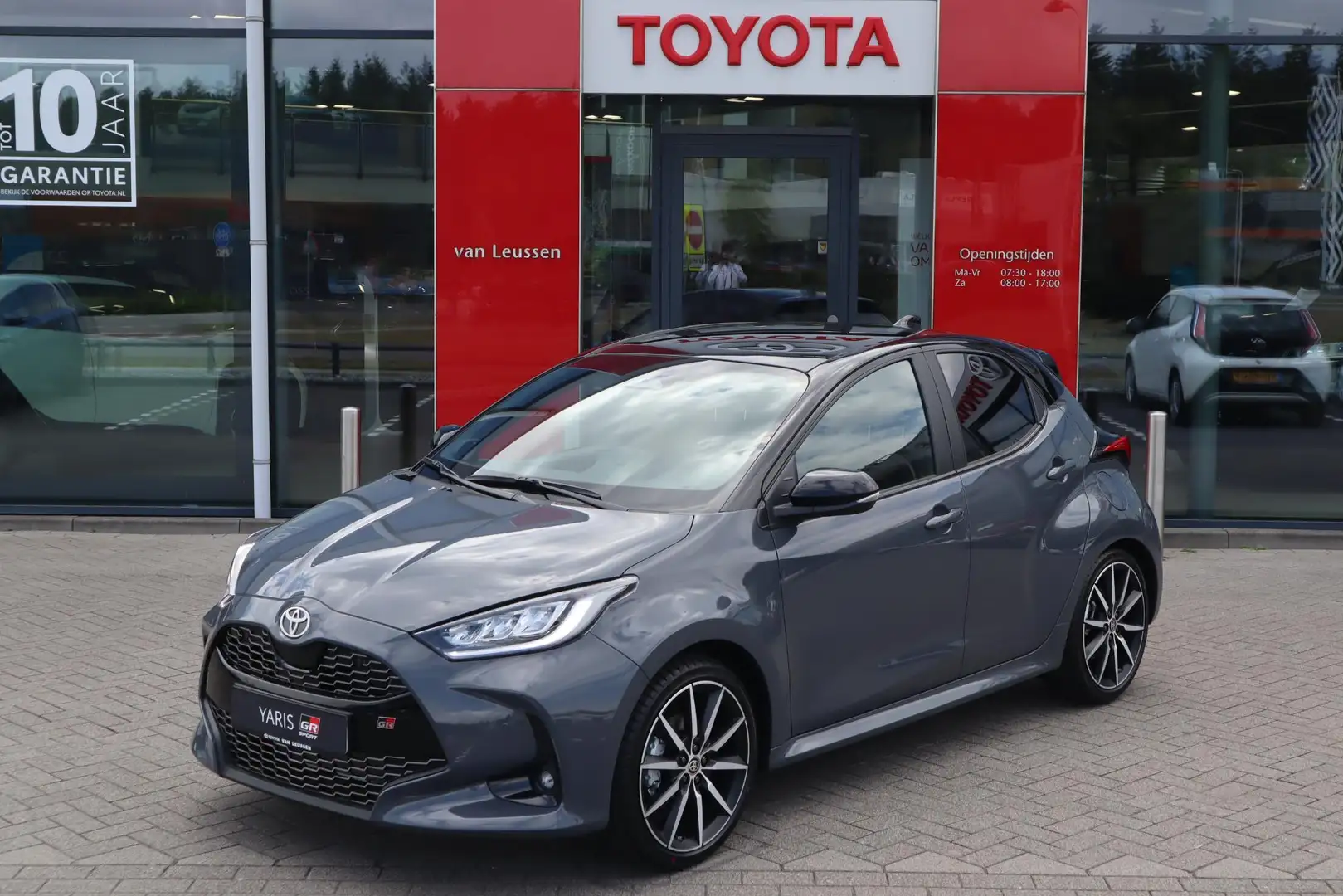 Toyota Yaris 1.5 HYBRID 130 GR Sport NIEUW&DIRECT LEVERBAAR! PA Grijs - 1