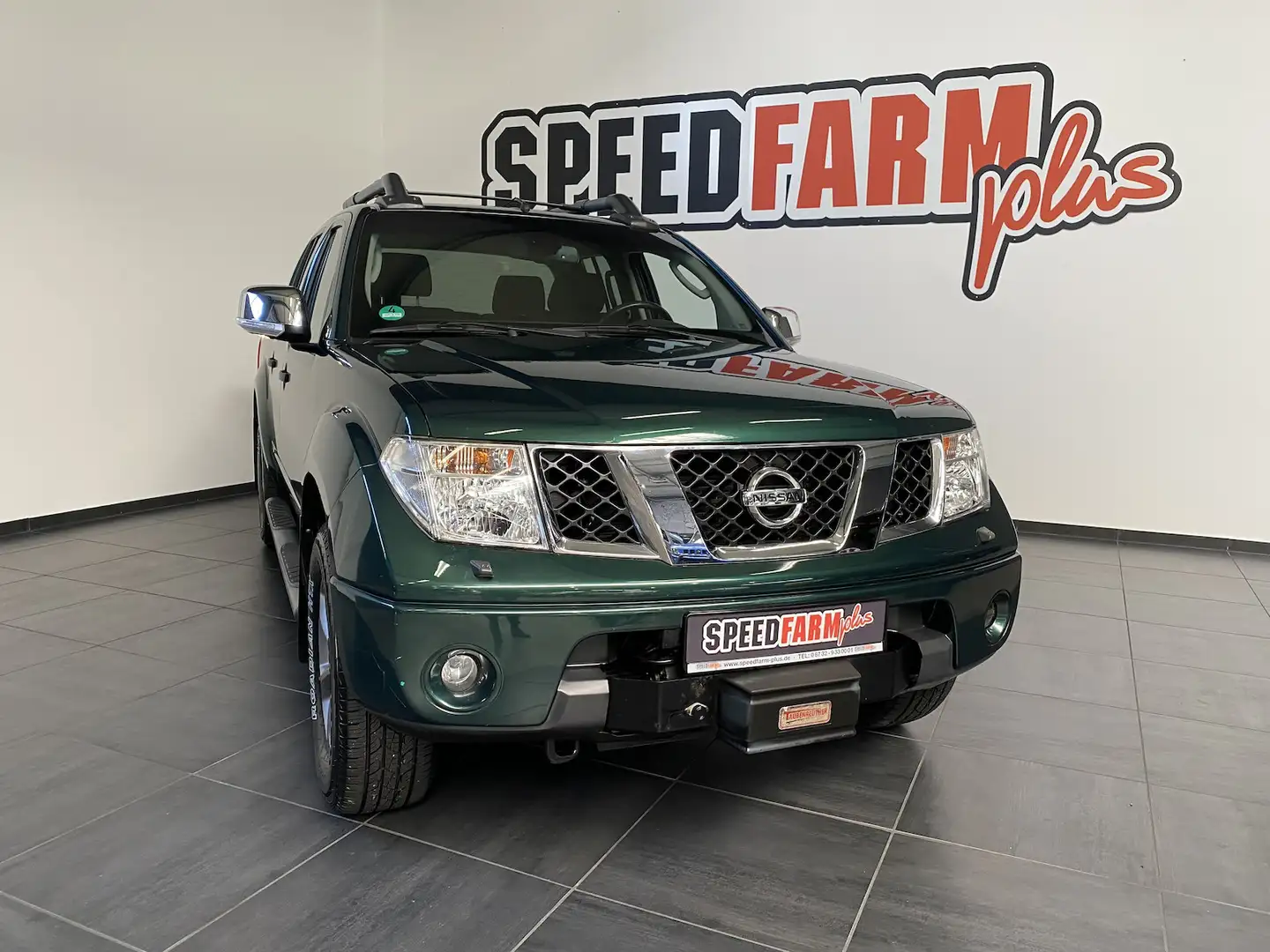 Nissan Navara Double Cab 4X4 Green - 1