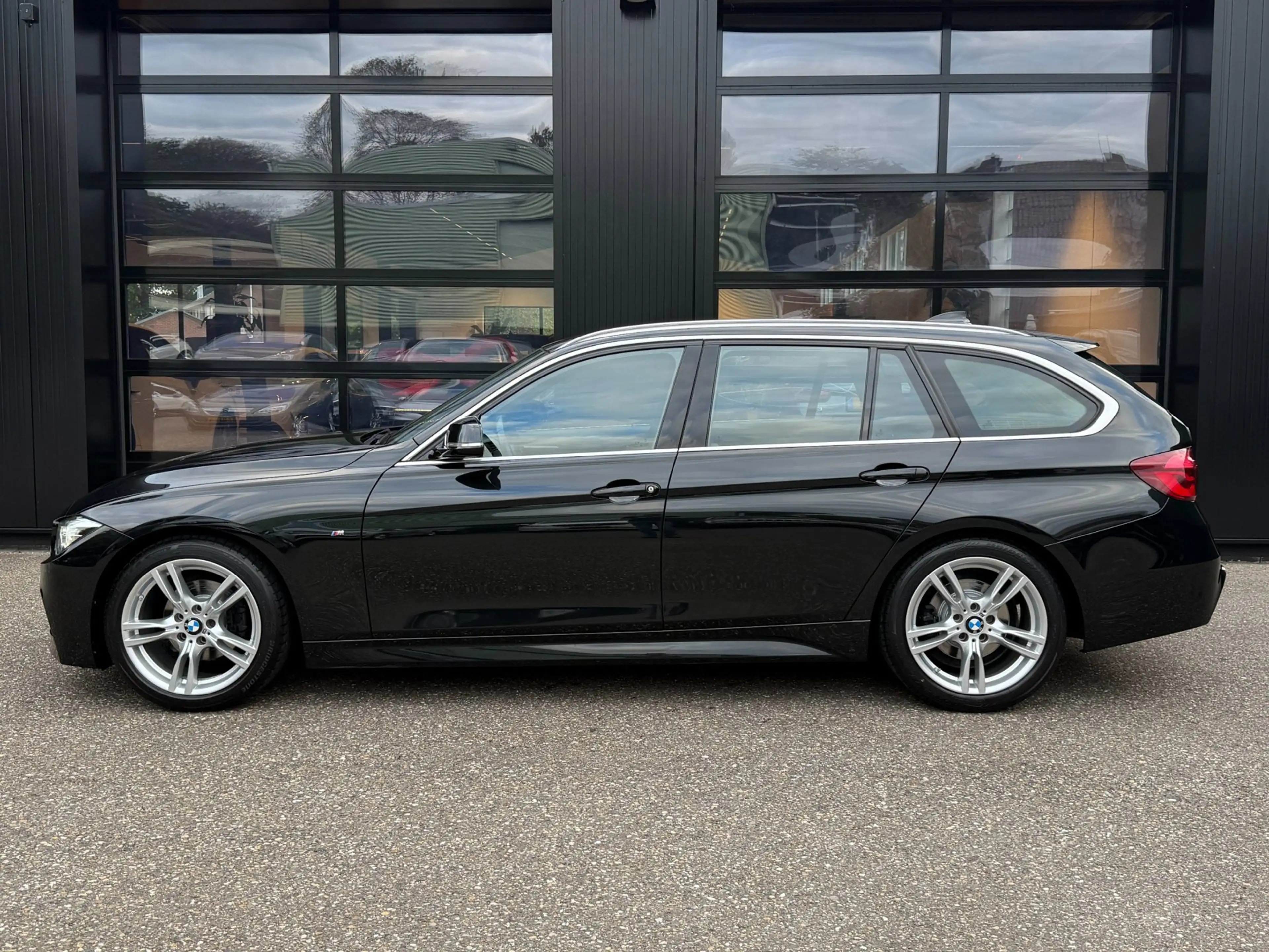 BMW 318 3-serie Touring 318i M-Sport LED Navi Leder Cruise — photo 4