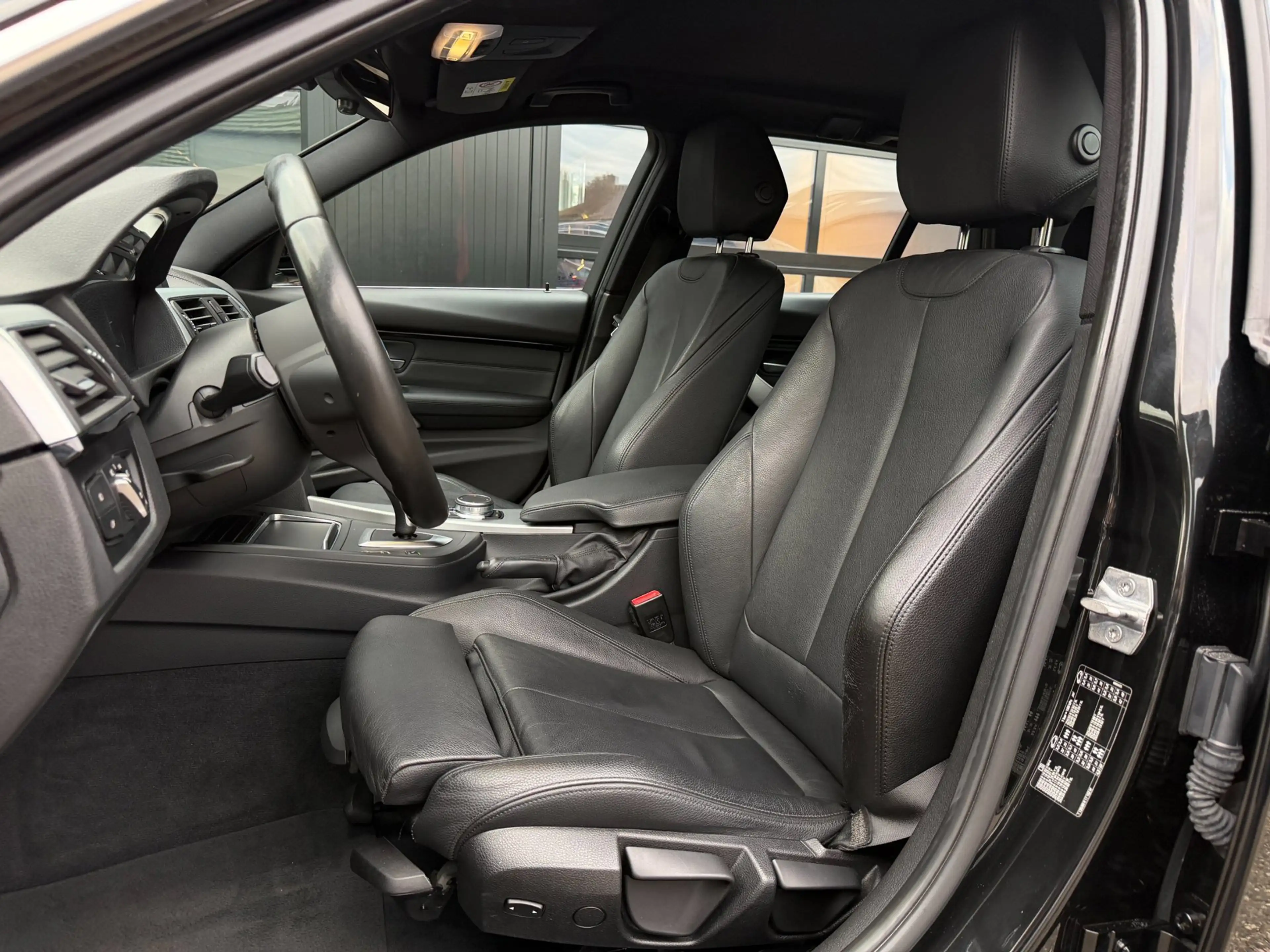 BMW 318 3-serie Touring 318i M-Sport LED Navi Leder Cruise — photo 13