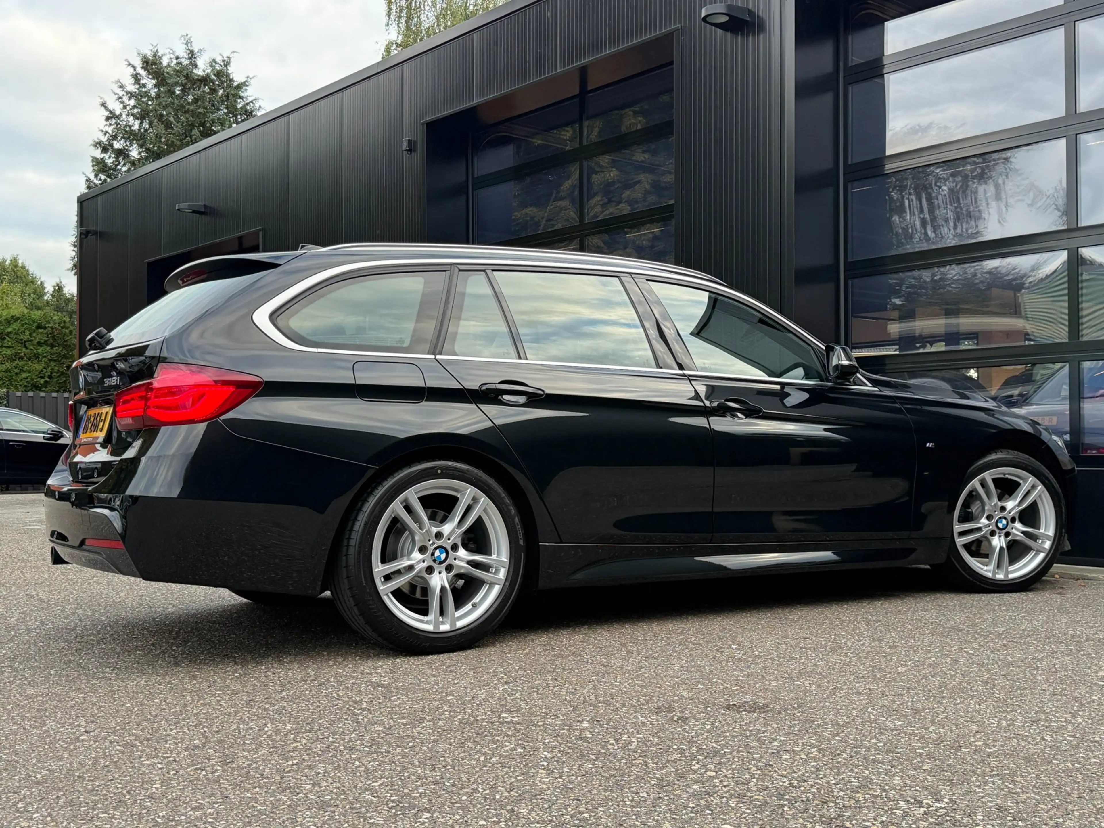 BMW 318 3-serie Touring 318i M-Sport LED Navi Leder Cruise — photo 3
