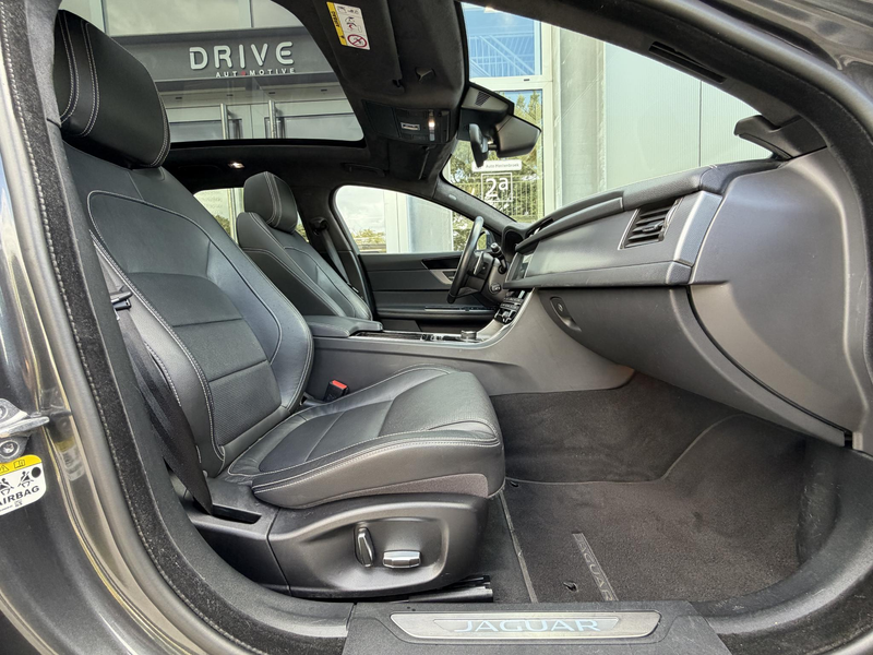 Jaguar XF Sportbrake 2.0t 250PK Chequered Flag |Pano|Leder — photo 2