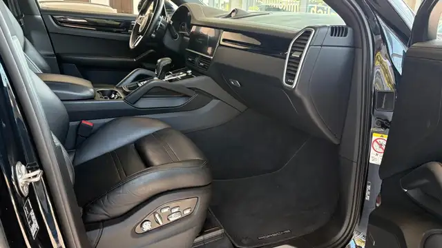 Porsche Cayenne view 12