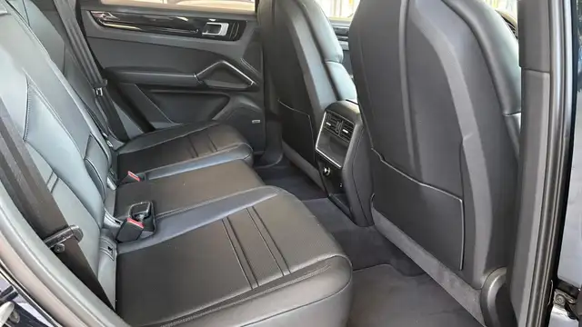 Porsche Cayenne view 10