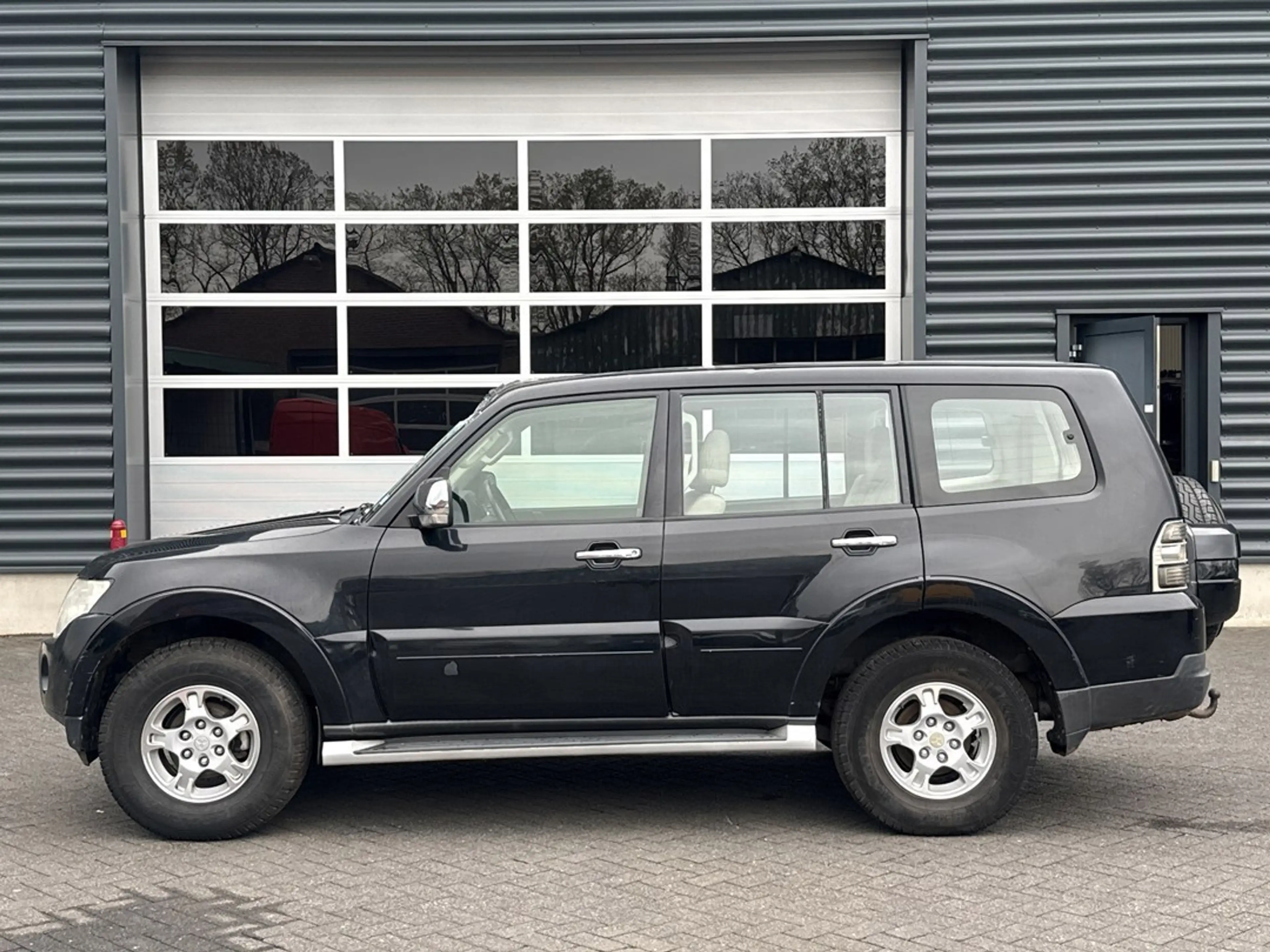Mitsubishi Pajero 7 persoons 3.0 V6 2.972cc 133kW (181pk) 4x4 — photo 2