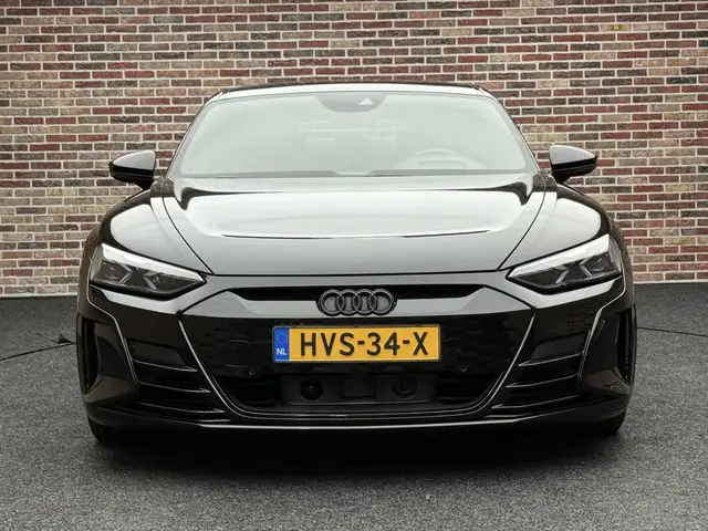 Audi e-tron GT view 4