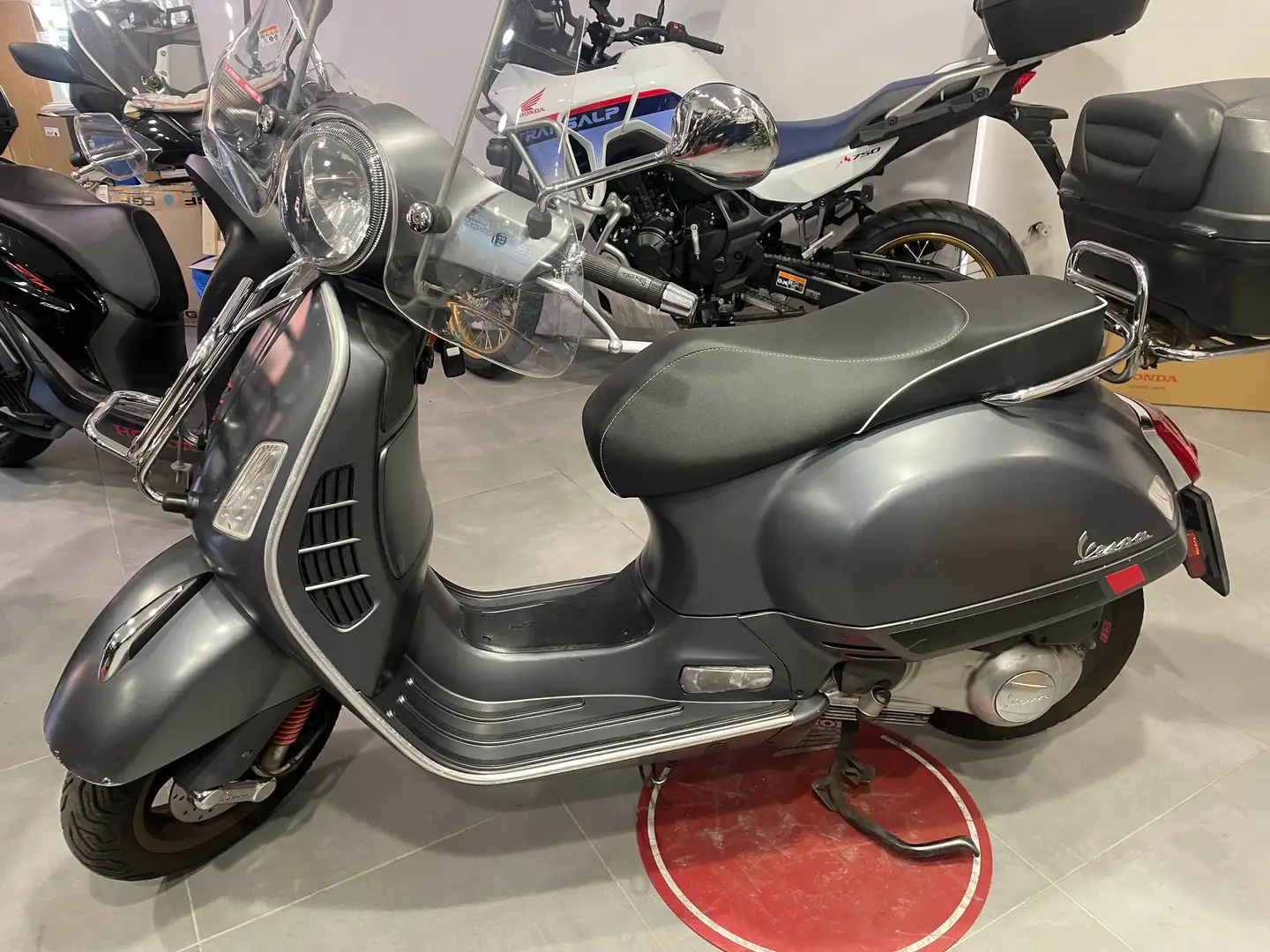 Vespa GTS 300 super sport Grau - 2