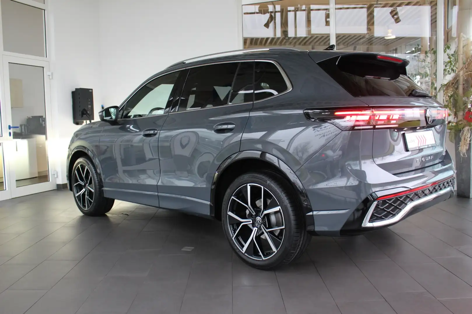 Volkswagen Tiguan R-Line 1,5 TSI IQ.Matrix Harman Sound Navi Grau - 2