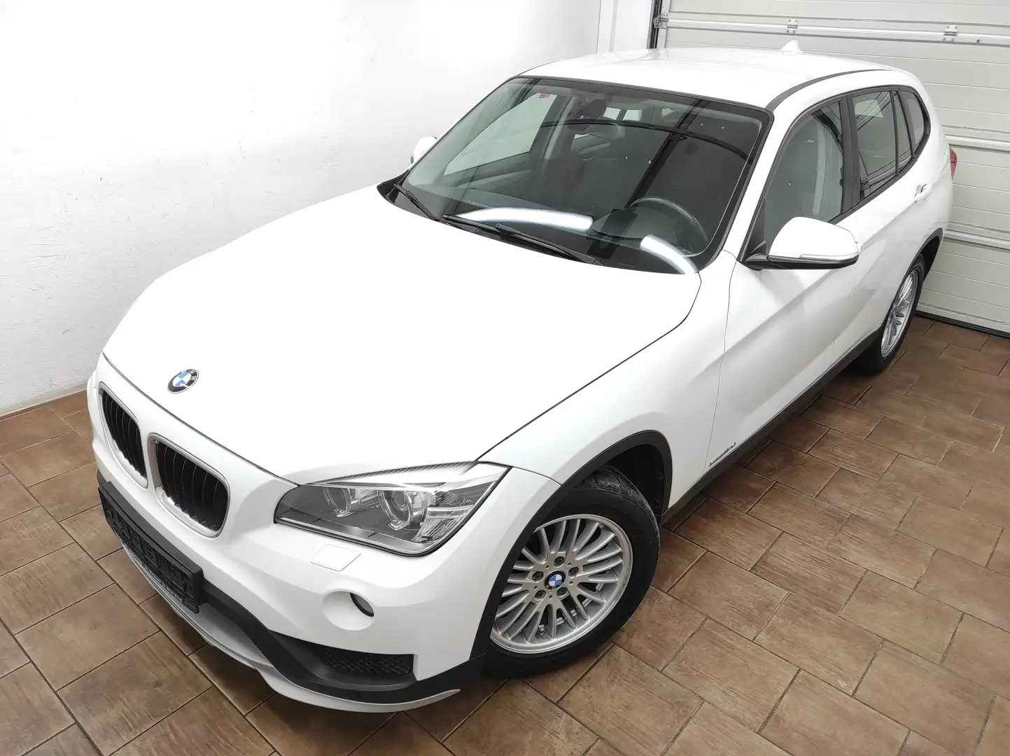 BMW X1 18 d sDrive AUTOMATIK SHZ XENON USB PDCvh TEMP BC Blanc - 2