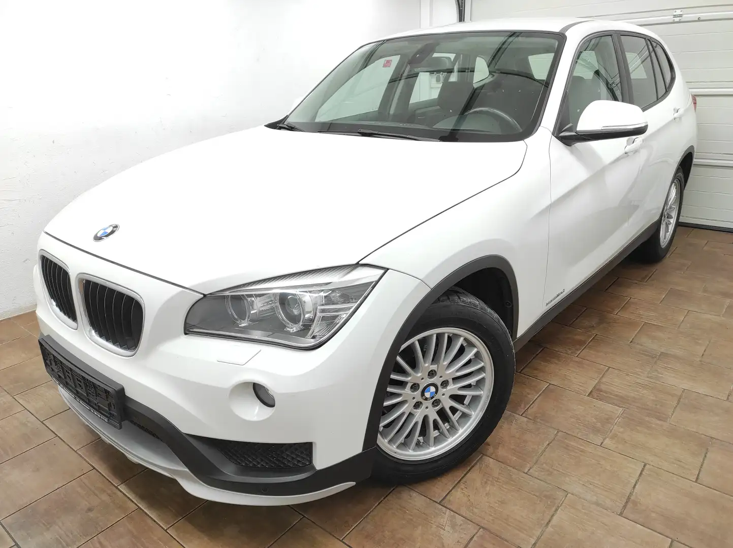 BMW X1 18 d sDrive AUTOMATIK SHZ XENON USB PDCvh TEMP BC Blanc - 1