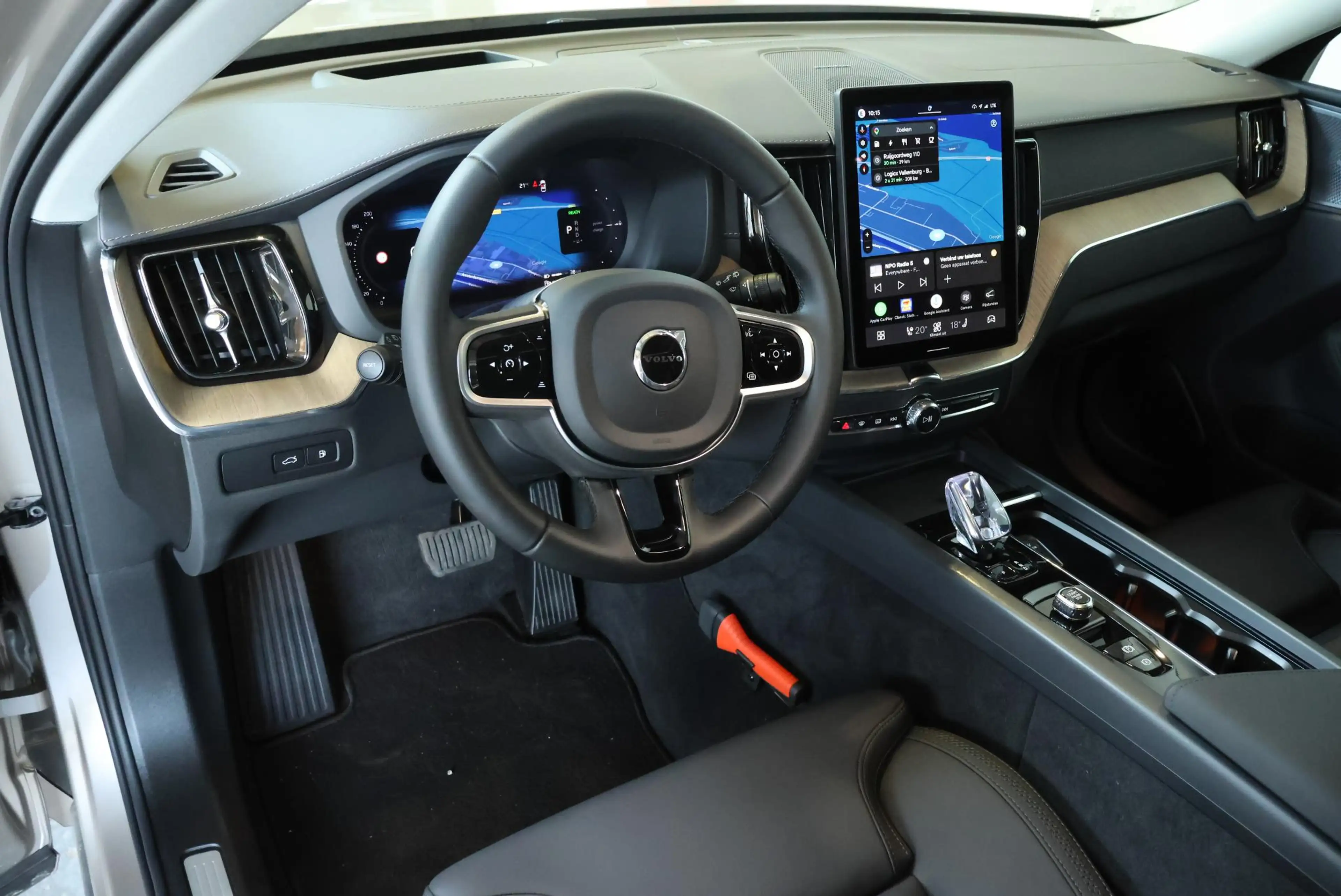 Volvo XC60 T6 Plug-in hybrid AWD Plus Black Edition | Luchtve — photo 2