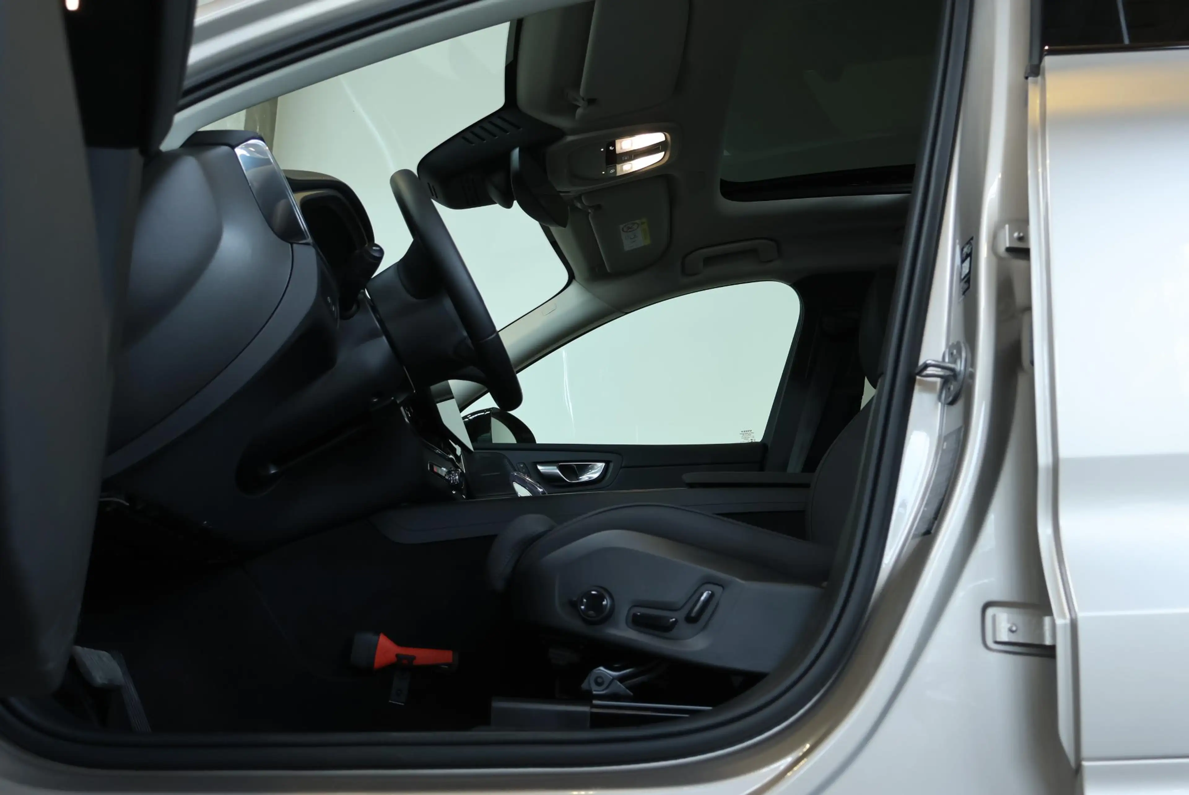 Volvo XC60 T6 Plug-in hybrid AWD Plus Black Edition | Luchtve — photo 9