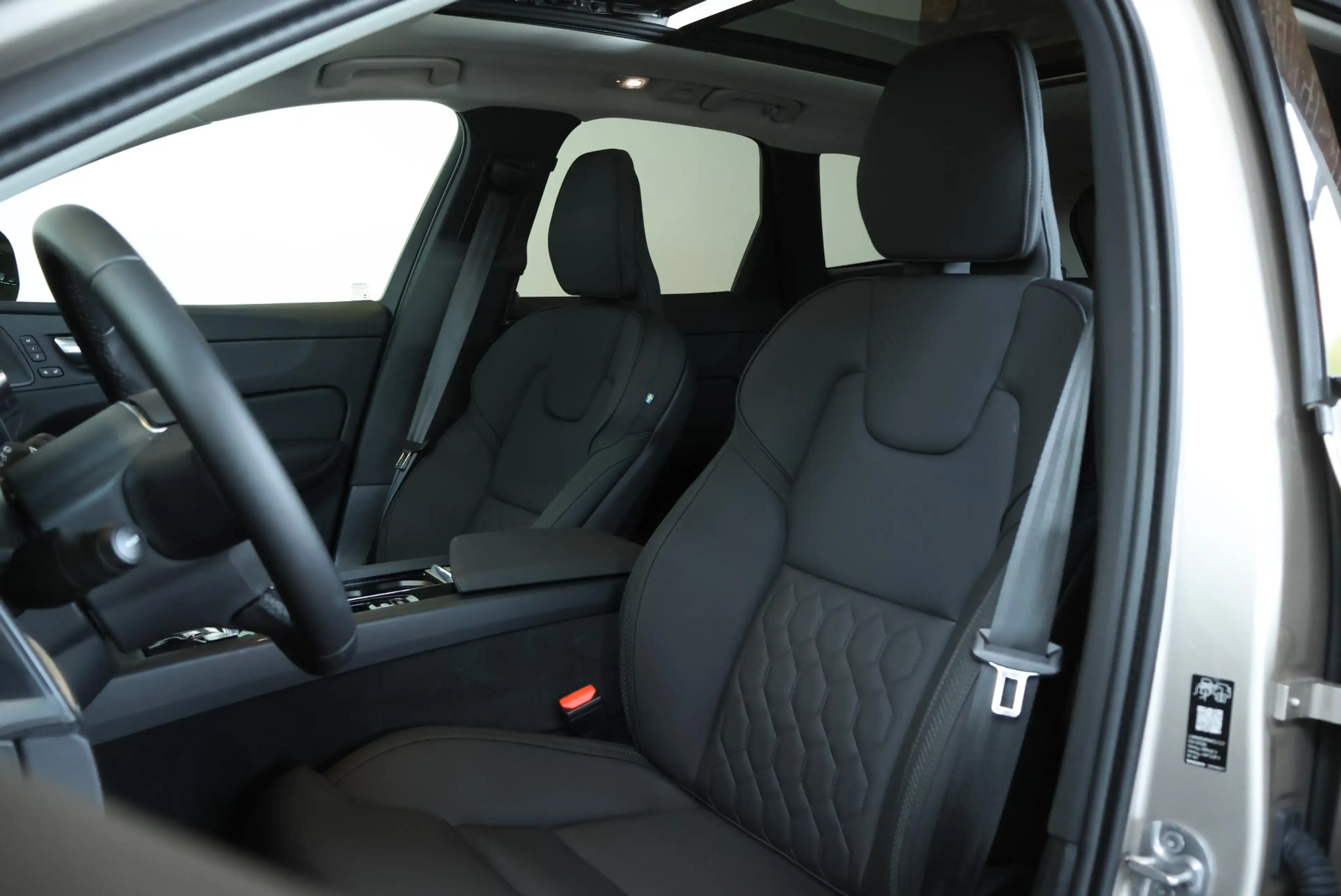 Volvo XC60 T6 Plug-in hybrid AWD Plus Black Edition | Luchtve — photo 10