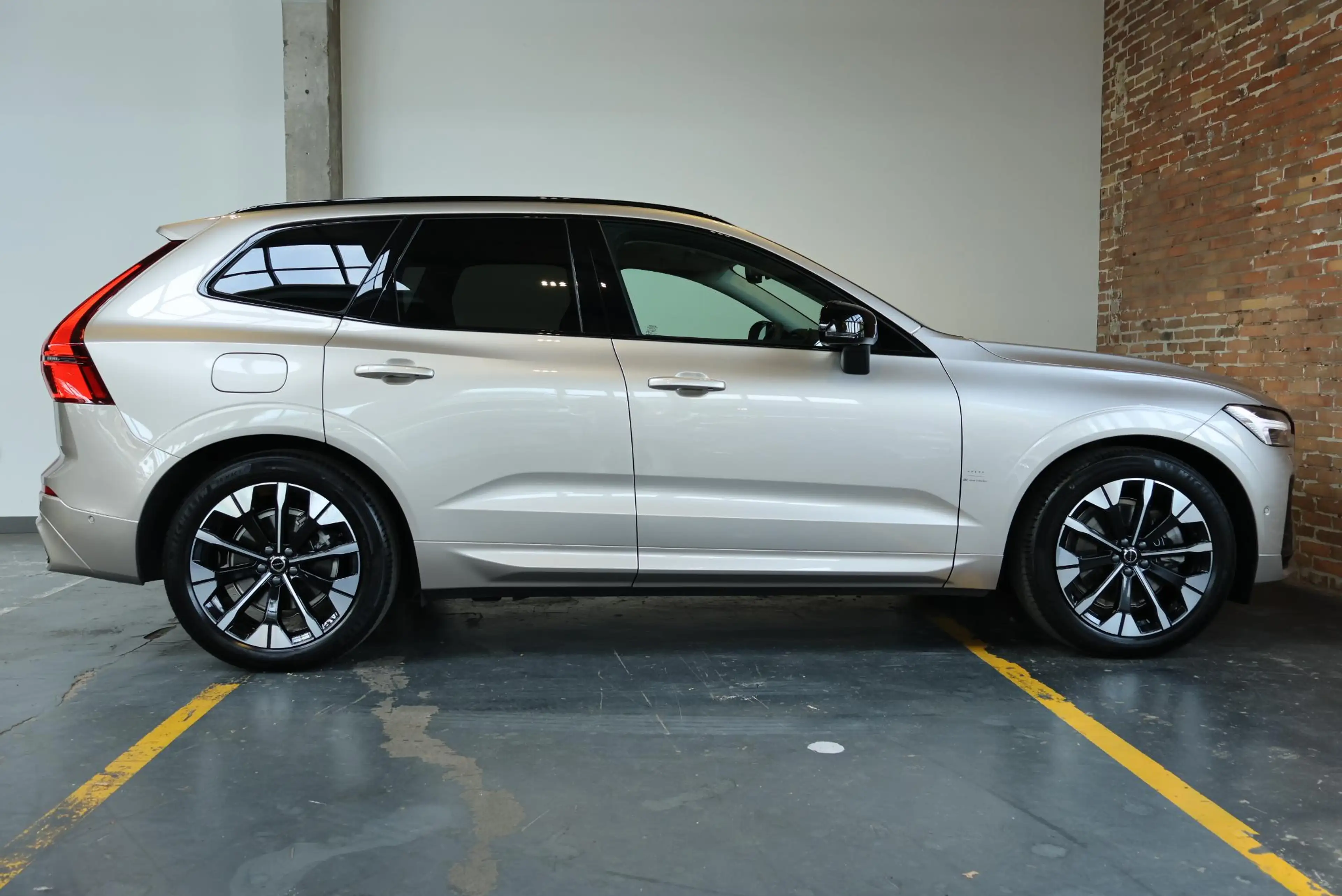 Volvo XC60 T6 Plug-in hybrid AWD Plus Black Edition | Luchtve — photo 4