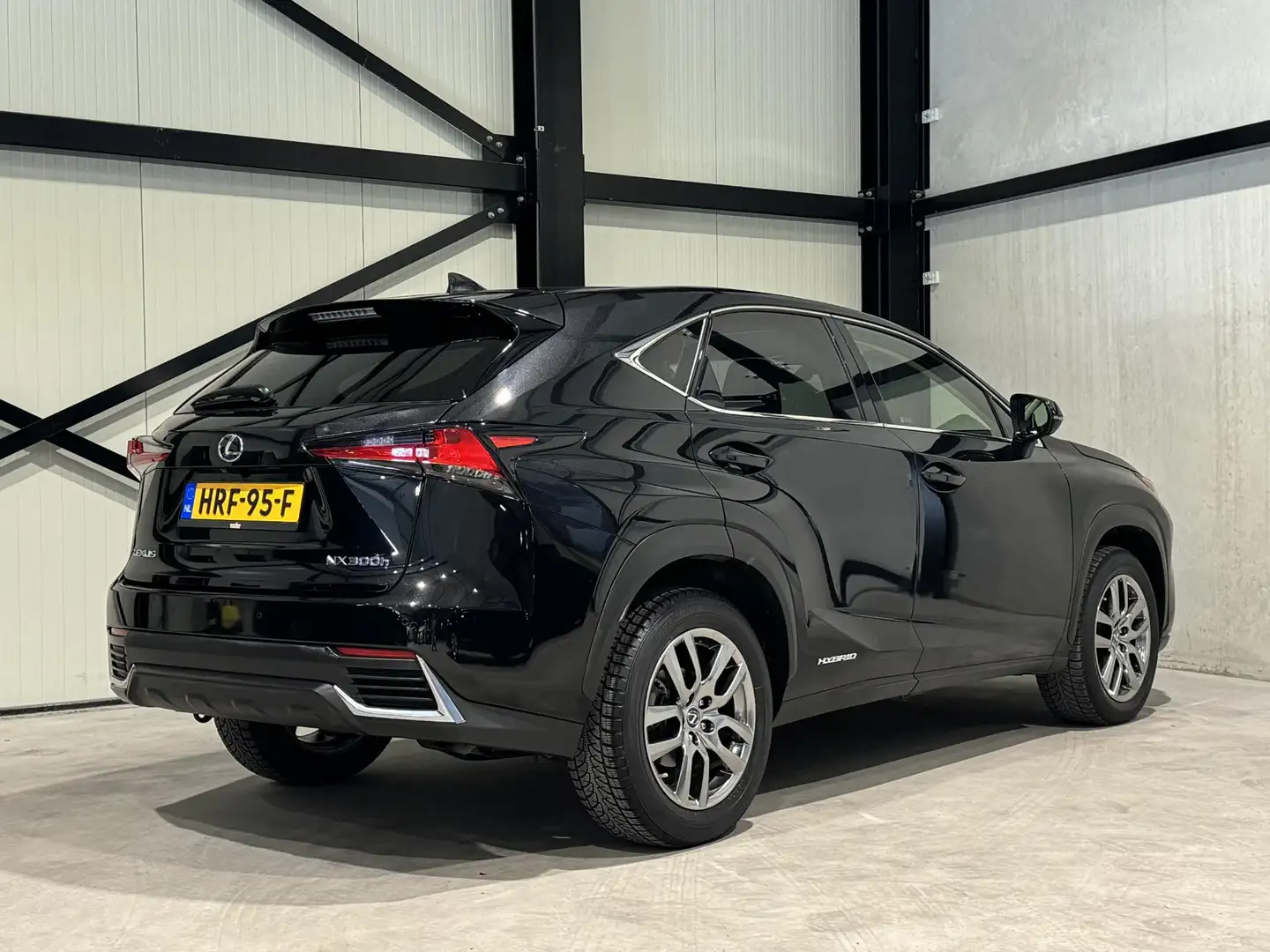 Lexus NX 300h AWD Luxury Line Aut. | panorama | navi | leder | f Černá - 2