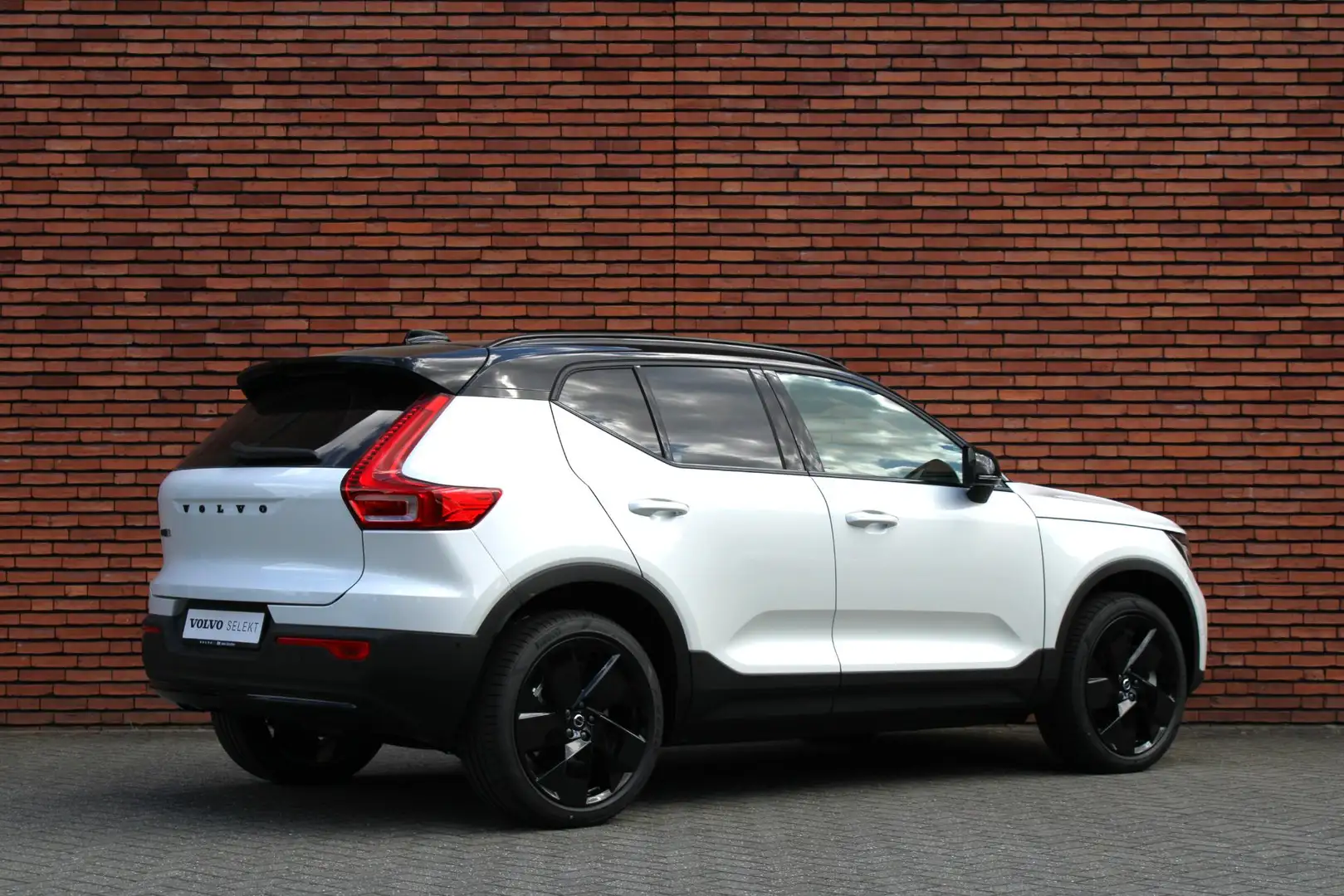 Volvo EX40 Extended Range Ultra Black Edition | Fehér - 2