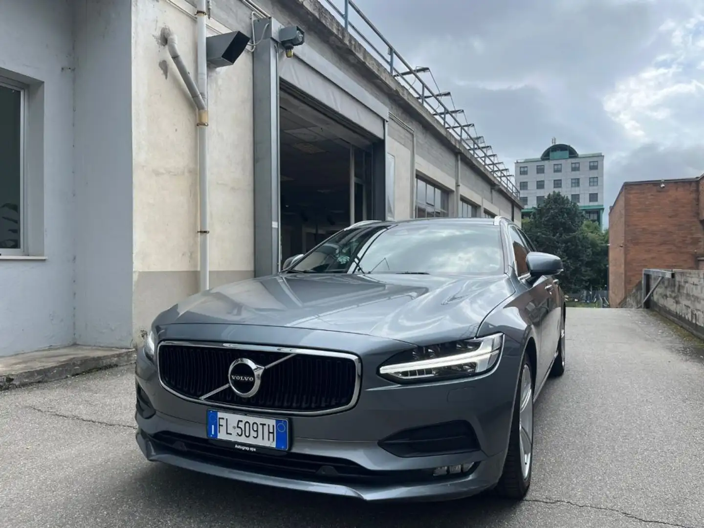 Volvo V90 2.0 d4 Momentum awd geartronic Gris - 1