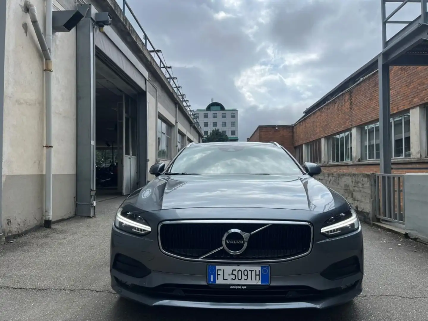 Volvo V90 2.0 d4 Momentum awd geartronic Gris - 2