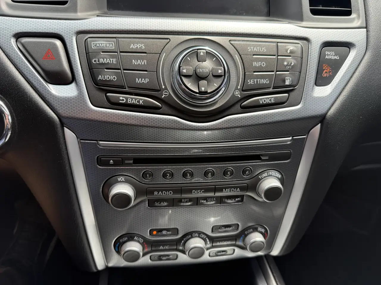 Nissan Pathfinder снимка Nissan Pathfinder