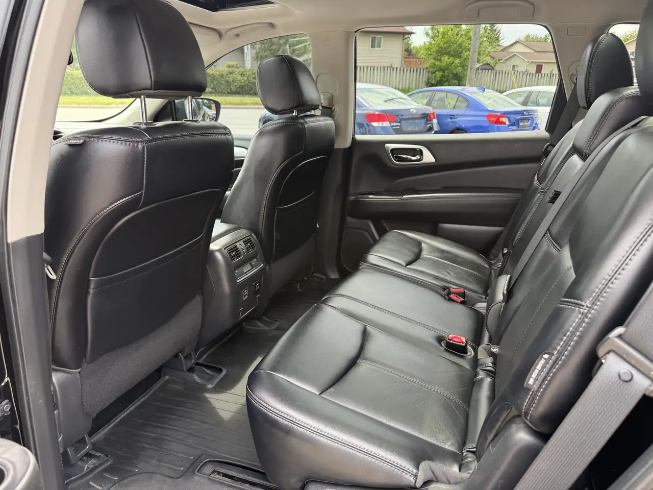 Nissan Pathfinder снимка Nissan Pathfinder