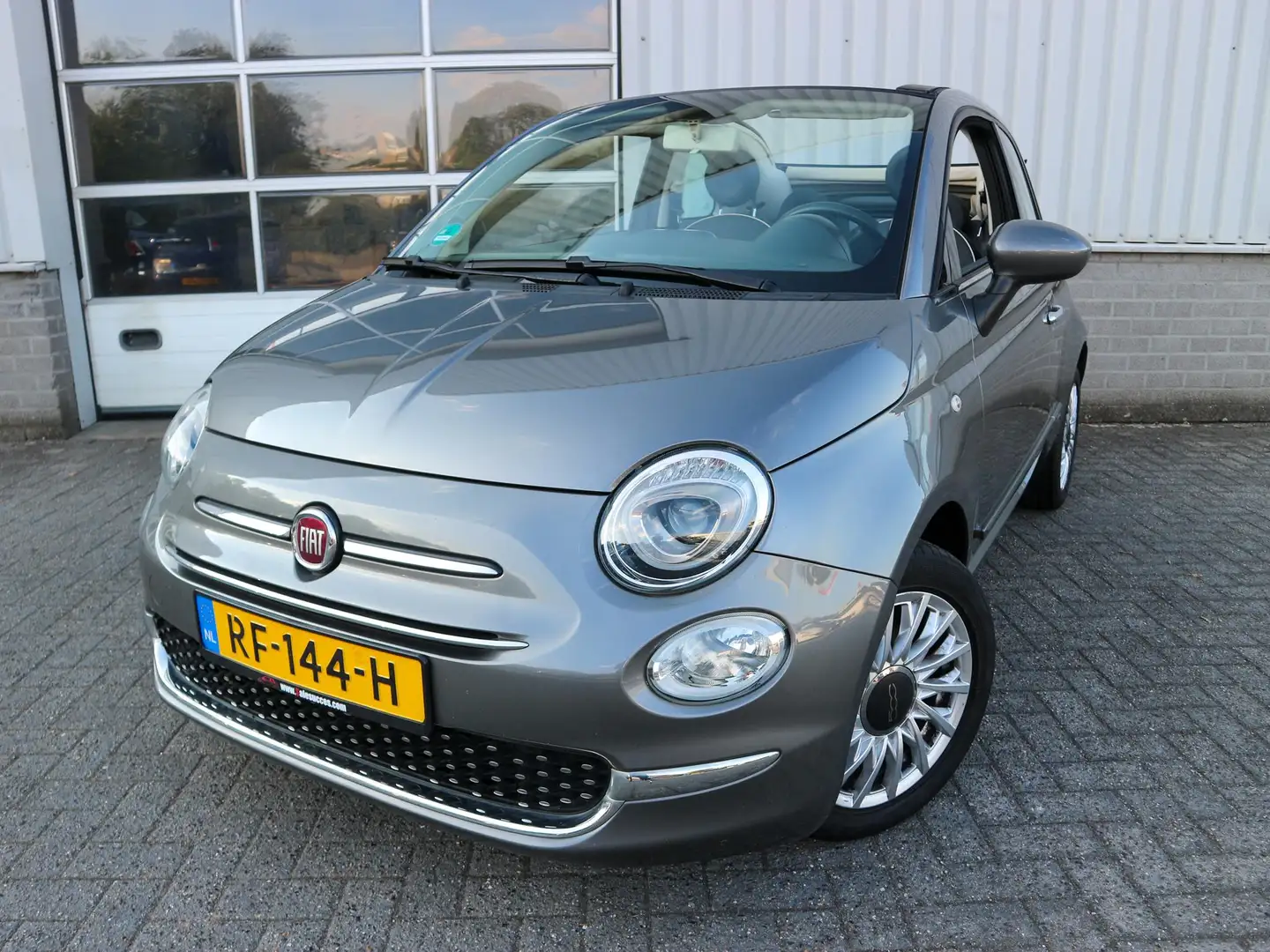 Fiat 500C 0.9 TwinAir Turbo Lounge Apple Carplay Grijs - 2