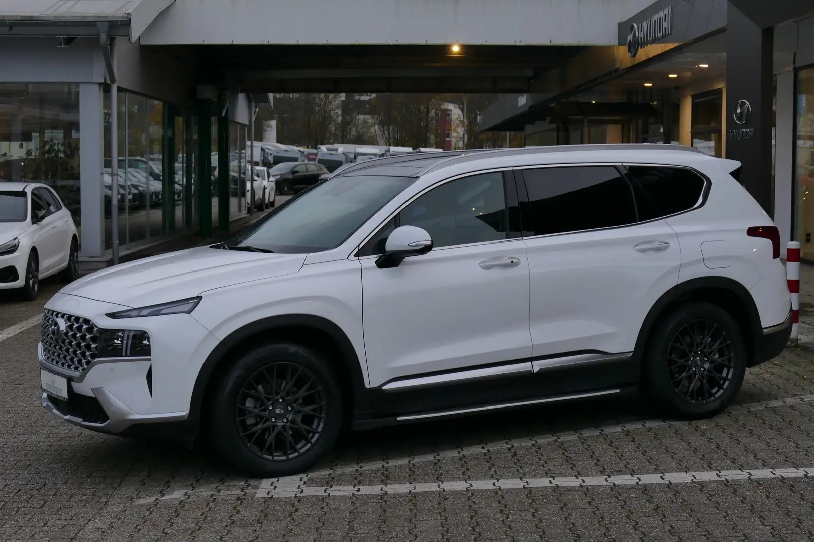 Hyundai SANTA FE 1.6 HEV 4WD SEVEN Prime*AHK*19 ZOLL*SEITENTRITTBR* Weiß - 1