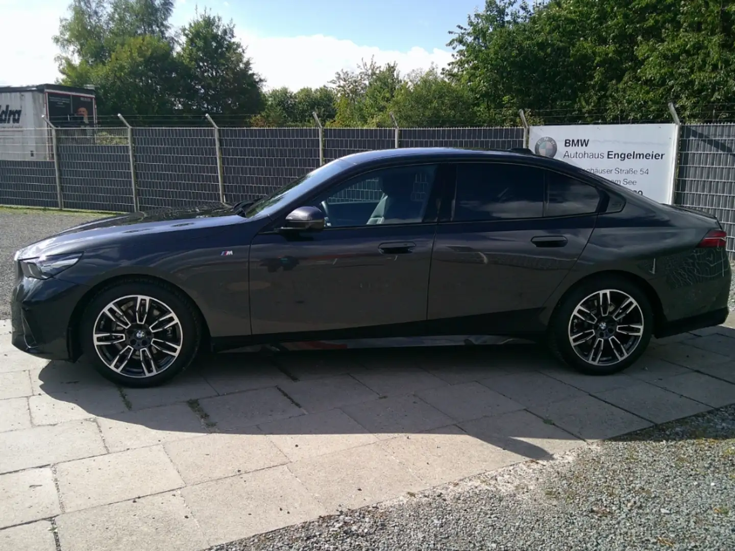 BMW 520 i M Sport AHK el. Driv.Plus Park.Plus HUD! Grau - 2